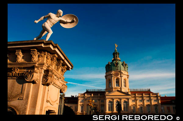 Schloss Charlottenburg de Berlín, construido originalmente 1695-1699 se expandió por Friedrich I de Johann von Goethe Eosander. Palacio de Charlottenburg (alemán: Schloss Charlottenburg) es el palacio más grande de Berlín, Alemania, y la residencia real sólo sobrevive en la ciudad se remonta a la época de la familia Hohenzollern. Se encuentra ubicado en el distrito de Charlottenburg de la ciudad de Charlottenburg-Wilmersdorf. El palacio fue construido a finales del siglo 17 y se amplió considerablemente durante el siglo 18. Incluye mucha decoración interior exótica en los estilos barroco y rococó. Un gran jardín formal rodeado de bosques fue añadido detrás del palacio, incluyendo un mirador, un mausoleo, un teatro y un pabellón. Durante la Segunda Guerra Mundial, el palacio sufrió graves daños, pero desde entonces ha sido reconstruida. El palacio con sus jardines son una gran atracción turística.