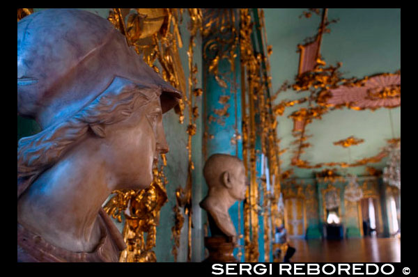 Galería de Oro, el Palacio de Charlottenburg . Alemania, Berlín , Charlottenburg Palace, Goldene Galerie ( Galería Dorada ) con Rococó fue un antiguo baile y música ambiente. El interior fue igual de bien reconstruida . Las habitaciones reales están abiertos al público , como la Galería de roble , con paneles de roble y forrado con pinturas al óleo. La galería de porcelana, decorada con espejos , tiene una pantalla fina de la porcelana china . Otras habitaciones interesantes incluyen el Salón Blanco , el estilo rococó Golden Gallery y la Galería de los románticos , que cuenta con una colección de pinturas de la época del romanticismo alemán. Cabe destacar también la Schlosskapelle , la capilla del palacio completamente reconstruido . El palacio , diseñado por Johann Arnold Nering , se amplió poco después de Frederick convirtió en el primer rey de Prusia en 1701 como Friedrich I. maestro sueco Johann Friedrich von Eosander Göthe supervisado la expansión, que incluye la adición de la cúpula de 48 metros de altura y la construcción de el invernadero en el ala oeste. Capilla La estatua de la diosa Fortuna se colocó en la parte superior de la cúpula.