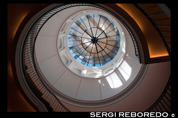 Cúpula a l'interior de Berlín Schloßstraße Museu Berggruen . El Museu Berggruen ( també coneguda com la Col · lecció Berggruen ) és una col · lecció de clàssics de l'art modern a Berlín, que el col · leccionista i marxant Heinz Berggruen , en un " gest de reconciliació " , van donar a la seva ciutat natal per un preu molt per sota del seu valor real . Els artistes més notables en exhibició inclouen Pablo Picasso , Alberto Giacometti , Georges Braque , Paul Klee i Henri Matisse . La Col · lecció Berggruen és part de la Galeria Nacional de Berlín. La col · lecció va arribar a Berlín el 1996, amb el retorn de Berggruen a la seva ciutat natal després de sis dècades a l'exili . El 1988 s'havia donat uns 90 Klees al Museu Metropolità d'Art, i el 1990 , s'havia compromès a fer un préstec a cinc anys ( renovable per mutu acord ) a la Galeria Nacional de Londres de 72 pintures i dibuixos de Paul Cézanne , Georges Seurat , Vincent van Gogh , Pablo Picasso , Georges Braque i Joan Miró . També el 1990 , les negociacions amb el Museu Nacional Centre d'Art Reina Sofia per a la col · lecció Berggruen es mostri a Madrid van fracassar . Berggruen inicialment va prestar la col · lecció , que s'havia reunit més de 30 anys , a la Fundació del Patrimoni Cultural Prussià ( PCHF ) . Ell finalment el va vendre al PCHF al desembre de 2000, pel preu " simbòlic" de 253 milions de marcs , molt per sota del seu llavors valor estimat de 1500 milions de marcs . Avui s'exhibeix amb el títol "Col · lecció Berggruen - Picasso i el seu temps " , com a part de la Galeria Nacional de Berlín , a l'edifici oest Stüler en Schloßstraße , davant Palau de Charlottenburg