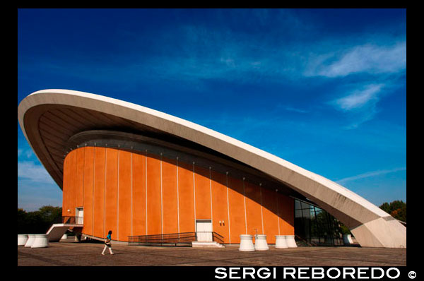 Haus der Kulturen der Welt , Berlín , Deutschland . La Haus der Kulturen der Welt ( " Casa de les Cultures del Món" ) a Berlín és el centre nacional d'Alemanya per a la presentació i discussió de l'art contemporani internacional , amb un enfocament especial en les cultures i les societats no europees . Presenta exposicions d'art , espectacles de teatre i dansa , concerts , lectures d'autors , pel · lícules i conferències acadèmiques en Arts Visuals i de la cultura . És una de les poques institucions que , pel seu prestigi nacional i internacional i la qualitat del seu treball , reben fons del govern federal com els anomenats " fars de la cultura . " L'edifici està situat al parc Tiergarten i un veí directe de la Carillon i la nova Cancelleria alemanya . Anteriorment era coneguda com la sala de conferències Kongresshalle , un regal dels Estats Units , dissenyat el 1957 per l'arquitecte americà Hugh Stubbins com a part de l'exposició Interbau . John F. Kennedy va parlar aquí durant la seva visita de juny 1963 a Berlín Occidental . El 21 de maig de 1980, el sostre es va ensorrar matant a un i ferint a nombroses persones . La sala va ser reconstruïda en el seu estil original i obert de nou el 1987 , a temps per als 750 anys de la fundació de Berlín . Per berlinesos que també es coneix com el Schwangere Auster ( " ostra embarassada" ) . Fora de l'entrada, l'escultura de Henry Moore pesat bronze , Large Oval Dividit : Papallona (1985-1986) , es troba enmig d'una pila circular . Amb un pes de gairebé nou tones , va ser la seva gran obra final , acabat just abans de morir . Una de les tres escultures públiques Moore a Berlín ( sent els altres tres vies peça No.2 : El Archer ( 1964-1965) a la Neue Nationalgalerie i Figura reclinada ( 1956 ) a la Akademie der Künste ) , la papallona era inicialment un préstec per a ( llavors West ) de Berlín el 1986 , però el consell de la ciutat volien que l'escultura de forma permanent , i se'ls va demanar Moore si volia donar- . La carta va arribar just abans de morir i no va obtenir resposta . En 1988 va ser venut per la Fundació Henry Moore a Berlín per 4,5 milions de marcs alemanys (al voltant de $ 2.580.000 al tipus de canvi del dia ) , a continuació, una suma enorme per a una escultura pública . L'escultura va ser finalment molt danyada per una combinació de la contaminació ambiental i el vandalisme , i restaurada el 2010.