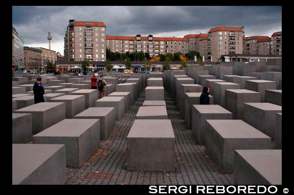 Als Berlín Monument Jueus assassinats una Europa . Memorial de L' Holocaust . El Monument als Jueus assassinats d' Europa , l'ONU dels monuments Més impressionants i controvertits a l' Holocaust , va servei dissenyat per l' Arquitecte nord -America Peter Eisenmann . El Memorial de l' Holocaust és Troba al centre de Berlín , va exposar en lloc de l'ONU de 4,7 hectàrees Entre la Potsdamer Platz i la Porta de Brandenburg . La Peca el centre del monument de l' Holocaust és el " Camp de Esteles " , coberta de mes d' 2.500 pilars de formigó disposats geomètricament . Vosté Pot Per entrar i Caminar a Través del camp de manera desigual en pendent des dels cuatro costats . Les Columnes fortes , tots diferents lleugerament en Grandària , evoquin Una Sensació d' onada de PSÍQUICA Que nomos és Pot Experimentar Quan Vosté fa el SEU camí de este 01:00 Través bosc gris del formigó . El Memorial de l' Holocaust - L'Arquitecte : L' Arquitecte Peter Eisenmann DIU Sobre el Seu a concepte Arquitectònic Únic : » L' enormitat il ' escala de l' terror de l' Holocaust és que tal QUALSEVOL intenció de representar per Mitjans tradicionals és Inevitablement inadequada ... intencions Els NOSTRES commemoratius un una presentar nova idea de la memòria com una Cosa diferent de la nostàlgia ... Conèixer nomes Podem el pasado avui un Través d' una Manifestació en el present. " ( Peter Eisenman , 1998 )