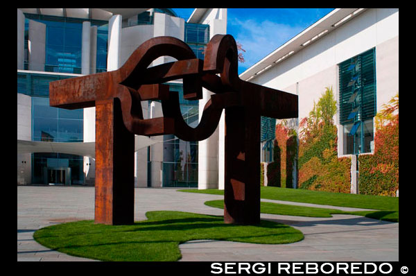 Eduardo Chillida's sculpture at the Office of the Federal Chancellor in Berlin. Chancellor's Office. Art in architecture in Germany has a long history behind it. The public sector has played a key role in the commissioning of artworks since 1950, and art in architecture can tell us a great deal about the changing identity of the state. On January 25th 1950, the German Bundestag adopted a decision to allocate one percent of the contract volume of all construction projects (...) for spending on public artworks“. In doing so, members of the West German parliament laid the basis for one of the world’s foremost art-in-architecture collections. As a result of this move, more than 1000 works of art have since been commissioned on behalf of the state. Over this 62-year period art in architecture has developed not only in government and parliament buildings, but also in research institutes, offices, military bases and motorway service stations. It is additionally to be found in German institutions abroad, such as embassies, consulates and Goethe Institutes that feature artworks in a variety of styles and genres. Besides receiving support from the government, art in architecture is also promoted by the individual federal states as well as local authorities, towns and municipalities. Furthermore, there is a strong corporate commitment to art within architecture.