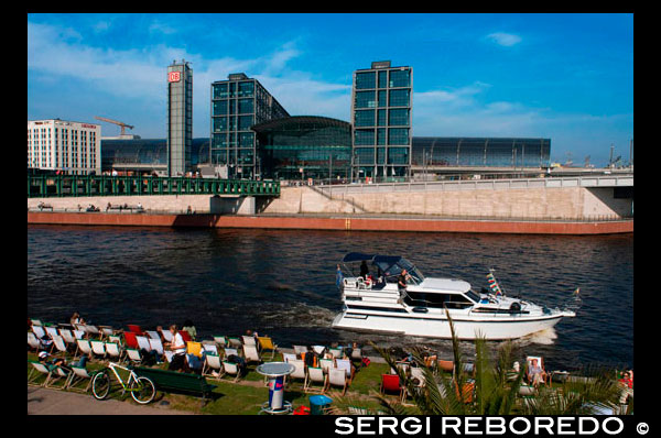 Excursión en barco en el río Spree, en Berlín. Al volver la estación de tren Berlin Hauptbahnhof. Spree, Landwehrkanal y Havel - Berlín es atravesado por multitud de ríos y canales. ¿Sabías que Berlín, con sus 1.700 puentes, tiene más puentes que Venecia? Un descubrimiento de la ciudad sobre el agua crea perspectivas inusuales en la capital. Cuando el tiempo es bueno, podrá relajarse en la cubierta del barco y maravillarse con las vistas, así como en rincones desconocidos de la metrópoli. De marzo a octubre, las compañías navieras de Berlín ofrecen diversas excursiones por la ciudad, así como sus alrededores, incluyendo explicaciones competentes y las historias de la tripulación del buque.