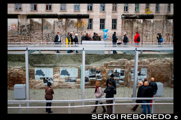 Exterior de la nueva Topographie del Terror museo histórico en el sitio de la antigua sede de la Gestapo en Berlín Alemania . Entre 1933 y 1945 , las instituciones centrales de la persecución nazi y el terror - la Oficina de la Policía Secreta del Estado con su propia "prisión casa", los dirigentes de las SS y , durante la Segunda Guerra Mundial, la Oficina Central de Seguridad del Reich - se encuentran en la fundamentos actuales de la " Topografía del Terror ", que están al lado del museo Martin Gropius Bau y cerca de la Potsdamer Platz . Después de la guerra, los motivos fueron arrasadas e inicialmente utilizados con fines comerciales . Más tarde, en 1987 , como parte de la celebración del aniversario número 750 de Berlín , el terreno se hizo accesible al público bajo el nombre de " Topografía del Terror". Una sala de exposiciones y el edificio expuesto queda en la antigua Prinz- Albrecht- Straße ( Niederkirchnerstraße de hoy) y Wilhelmstraße fueron utilizados para documentar la historia del sitio . Dos competiciones que abordan cómo tratar con el sitio histórico fracasaron. En 2006, la tercera edición del concurso para la construcción de un centro de documentación y rediseño de los terrenos de la " Topografía del Terror" fue ganado por el arquitecto berlinés Ursula Wilms ( Heinle , Wischer y Socio ) y el arquitecto paisajista Profesor Heinz W. Hallmann ( Aquisgrán ) . El nuevo centro de documentación abierto el 7 de mayo de 2010. A medida que el " sitio de los autores , " la " Topografía del Terror" cumple un papel especial entre los muchos sitios de conmemoración, monumentos y museos en Berlín hoy que conmemoran la época del nacionalsocialismo. Situado en el centro de la capital, que ofrece información en un sitio auténtico acerca de la sede de la SS nazi y el estado policial y revela las dimensiones europeas del reinado del terror nazi.