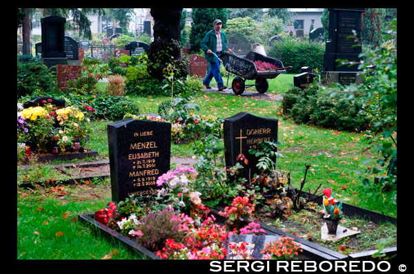 Cementerio judío de 1827, Prenzlauer Berg , Berlín , Alemania , Europa. Vor dem Friedhöfe Halleschen Tor. Cementerios judíos en Berlín. Ciudadela Spandau . Las lápidas judías más antiguas fueron descubiertas en 1955 , mientras que la restauración de la ciudadela de Spandau ( uno de los distritos de Berlín ) . Datan entre 1244 y 1474. En total se encontraron 65 piedras. Ellos probablemente se deben a varios cementerios . Se los puede ver sólo con cita previa : 030/354944-212 ( gatekeeper ) o 030/354944-297 (administración) . Ciudadela Spandau ( Zitadelle Spandau ) , Am Juliusturm , U 7 Zitadelle Spandau Cementerio judío Grosse Hamburger Strasse Un año después de las primeras familias judías llegaron de Viena, el primer cementerio judío se consagró aquí en 1672. Este sitio fue utilizado para los entierros hasta 1827 . Supuestamente 12.000 personas fueron enterradas aquí . En 1943 el cementerio fue profanado y destruido por los nazis en el orden de la Gestapo. Hoy en día en este lugar sólo se ve un pequeño parque. Una lápida conmemora Moisés Mendelssohn, el gran erudito y precursor de la Ilustración . Grosse Hamburger Strasse 26 , U 8 a Weinmeisterstrasse , varios S - Bahn y tranvía líneas a Hackescher Markt Cementerio judío Schoenhauser Allee Este segundo cementerio judío fue consagrada en 1827. 22.000 tumbas se encuentran en un área de 12.355 hectáreas . En 1880 se cerró oficialmente , sin embargo, hasta bien entrado el siglo 20 hubo enterramientos , como la del pintor Max Liebermann en 1935. Su tumba honoraria restaurado se encuentra en la parte trasera del cementerio . Durante la época nazi , el cementerio fue gravemente dañada . Todos los elementos decorativos de metal fueron robados . Und En 1945 se eliminaron muchas lápidas fueron mal utilizada para construir barreras contra los tanques en las calles de los alrededores . Muchas personas importantes encontraron su última morada aquí, tales como el compositor Giacomo Meyerbeer, los editores Albert Mosse y Leopold Ullstein , los estudiosos Abraham Geiger y Leopold Zunz , los banqueros Gerson Bleichröder y José Mendelssohn . Lapidario ( = una colección de obras de piedra , en este caso de lápidas ) El lapidario , que ha sido construida sobre los fundamentos de la capilla ardiente , muestra más de 60 tumbas restauradas de la 19 y principios de los siglos 20o tomadas de varios cementerios judíos en Berlín . Numerosos paneles informativos explican las lápidas . El lapidario está abierto al público durante el horario de apertura del cementerio . Judengang ( = ruta del Judio ) El restaurado " Judengang " va desde el muro del cementerio trasero entre Metzer Straße ( calle) y Kollwitzstraße . Según la leyenda, el rey prusiano Friedrich Wilhelm III estaba molesto por las procesiones funerarias a lo largo de la ruta que tomó como Schloss (palacio ) Niederschönhausen . Por lo tanto la " Judengang " se ha creado fuera de la vista de la Schönhauser Allee , permitiendo así la entrada al cementerio de la parte trasera . La ruta puede ser visto a través de una puerta de metal en la que una estrella de David está grabado y sólo puede ser utilizado por el público en determinados momentos, por lo general en el " Tag des offenen Denkmals " (Día de los monumentos abiertos) , el segundo domingo de septiembre. Esos documentos que aún existen para el cementerio judío de la Schönhauser Allee se mantienen en Weissensee . En caso de necesitar información de ellos , por favor póngase en contacto con la administración del cementerio judío de Weissensee al 925-3330 Schönhauser Allee 23-25 ??, Tel: . 441-9824 ; U 2 al Senefelder Platz , M 2 de Metzer Strasse Mo- jue 08 a.m. -4 pm , viernes 08 a.m.-1 p.m. ; cerrado los sábados, domingos y los días festivos judíos Cementerio Judío de Weissensee Este es el mayor cementerio judío en Europa. Cubre una superficie de 98,84 hectáreas, cuenta con 115.000 tumbas y fue consagrada en 1880. Casi una tercera parte de todos los Judios alemanes vivieron antes de la Shoá en Berlín. El principal y algunos de los caminos secundarios tienen los árboles plantados en los que los hacen parecer como una avenida. Muchos judíos berlineses famosos están enterrados aquí: el erudito Hermann Cohen , el compositor Louis Lewandowski , el pintor poco Ury , la mujer que fundó el movimiento comedor popular Lina Morgenstern , el fundador de los grandes almacenes KaDeWe ( Kaufhaus des Westens = = Department Store of the West , tienda por departamentos más lujoso de Alemania ) Adolf Jandorf , el editor Samuel Fischer, el restaurador Berthold Kempinski , etc También hay un monumento en honor a los miembros del grupo de la resistencia judía comunista centrado alrededor Herbert Baum. Hay un campo de honor especial que conmemora a los soldados judíos caídos en la Primera Guerra Mundial. A la derecha de la zona de entrada también es una tumba para los roles de la Torá. Durante la era nazi 4.000 tumbas fueron dañadas y una capilla ardiente fue destruida. Algunos Judios sobrevivieron en la clandestinidad en las instalaciones del cementerio. El primer servicio público celebrado después de la liberación se llevó a cabo el 11 de mayo de 1945 en la sala principal del cementerio y fue dirigido por el rabino Martin Riesenburger . En estos momentos , la comunidad judía está tratando de tener el cementerio poner en la lista de la Unesco de los sitios que pertenecen al patrimonio cultural del mundo. Herbert - Baum- Strasse 45 , Tel: 925-3330 , Fax 9237-6296 M4 , M12, M13 a Antonplatz Apertura: . Dom - Jue 08 a.m.-5 p.m. (noviembre al 8 de marzo am - 4 pm ) , Viernes 8 am - 15:00 ; los sábados y los días festivos judíos cerraron el cementerio de la comunidad ortodoxa Adass Jisroel Este cementerio , que está también en Weissensee, fue inaugurado en 1880 und cuenta con cerca de 3.000 tumbas. En 1991 fue consagrada la capilla ardiente reconstruido . El cementerio está siempre cerrada y sólo se puede visitar después de hacer arreglos con la oficina de la comunidad (Tel. : 925 a 1724 ) . Cementerio judío Heerstrasse Debido a la situación política general , la Comunidad Judía de Berlín Occidental separa de la comunidad judía unificada basada en Berlín Oriental en 1953 , provocando la necesidad de establecer un cementerio en la parte occidental de la ciudad. En 1955 este nuevo cementerio fue consagrada el Heerstrasse en el distrito de Charlottenburg . Enterrados hay personas como Heinz Galinski , que durante muchos años fue el presidente de la comunidad judía , así como presidir el Consejo Central de los Judios en Alemania , la organización responsable de todos los asuntos judíos en Alemania, Hans Rosenthal , el maestro popular concurso en radio y televisión, y el consejero de la ciudad Democrático Social , así como el representante del parlamento Jeanette Wolff.