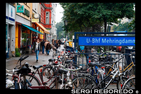 Mehringdamm, Kreuzberg, Berlin, Deutschland. The Mehringdamm is a street in southern Kreuzberg, Berlin. In the north it starts at Mehringbrücke and ends - with its southern most houses already belonging to Tempelhof locality - on Platz der Luftbrücke. It is the historical southbound Berlin-Halle highway, now forming the federal route 96. The main junction of Mehringdamm is with the 19th-century ring road around Berlin's inner city, named Yorckstraße west, and Gneisenaustraße east of Mehringdamm.