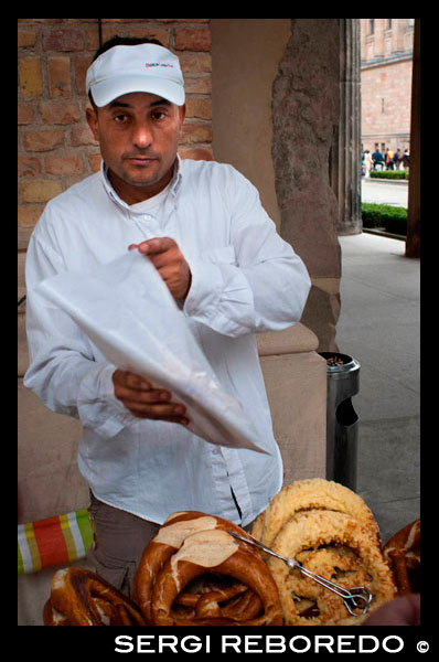 A man selling Pretzels on a street in Berlin, Germany. Everybody loves pretzels. In Germany, for some reason they’re called “brezels”, and the best ones come from the South (Bavaria in particular). But that doesn’t mean the Teutonic capital has been slouching off when it comes to knot-baking -- and these places are the proof. Neukölln As their name explains, this place takes pretzel baking to a co.-level regime, meaning you can find tons and tons of variety here, including pretzels covered with toppings like sesame, cheese, poppy seed, and pumpkin seed. For variety and chewy flavor, it’s the best option in the city, and they also have a pretty great menu of Bavarian breakfast and lunch options. Kreuzberg This Kreuzberg café offers all sorts of pretzely goodness including p-bread sammies like tomato & mozz; pretzels topped w/ butter-and-herb spread; and chocolate-covered numbers -- also, as a bonus, in the PM hours the coffee shop-style café hosts live music performances too. 