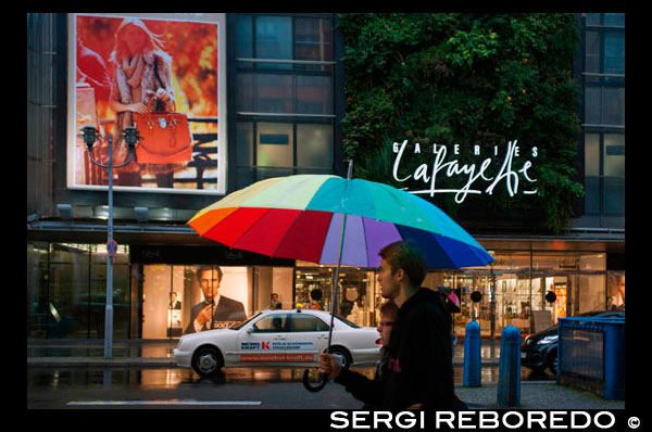 Lafayette Gallery de Berlín. El Galeries Lafayette (pronunciación francesa: [??? Al i lafaj t]) es una empresa de tiendas por departamento francés de lujo situado en el Boulevard Haussmann, en el distrito 9 de París. En 2009, las Galerías Lafayette registró ganancias de más de mil millones de euros. Es una parte de la empresa Groupe Galeries Lafayette. En 1895, Théophile Bader y su primo Alphonse Kahn abrió una tienda de moda en la tienda de una pequeña mercería en la esquina de la rue La Fayette y la Chaussée d'Antin en París. [1] En 1896, la compañía compró el edificio completo en el n ° 1 rue La Fayette; en 1905 se adquirieron los edificios en el n ° 38, 40 y 42, boulevard Haussmann y n ° 15 rue de la Chaussée d'Antin. Bader encargó al arquitecto Georges Chedanne y su discípulo Ferdinand Chanut para diseñar la tienda en el lugar Haussmann, donde una cúpula de cristal y acero y escaleras de estilo Art Nouveau se terminaron en 1912.