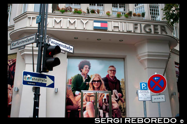 Confluència dels carrers Fasanenstraße i Kurfürstenstraße . Tommy Hilfiger . Berlín és un paradís de les compres . Des dels grans magatzems tradicionals i nous , moderns centres comercials , botigues de disseny de luxe a petita artesania fabrica , puces i mercats i botigues d'antiguitats de ganga - vostè ho trobarà tot . Aquesta pàgina presenta els grans magatzems , centres comercials i zones de compres més popular de Berlín , llistats per districte . També fem introduir els mercats més populars en diferents barris de Berlín . La zona comercial coneguda com Kurfürstendamm inclou Tauentzien Straße , com la seva extensió oriental . Junts conformen un boulevard de gairebé cinc quilòmetres de llarg on passejar , anar de compres i seure als cafès han estat un plaer durant dècades . Entre KaDeWe i Europa Center Tauentzien Straße comença a Wittenbergplatz ( estació de metro ) on es troba el famós centre comercial KaDeWe . El carrer s'estén en direcció oest cap Kaiser Wilhelm Memorial Church , on el nom del carrer es transforma en Kurfürstendamm . Entre KaDeWe i l'església , es pot trobar la majoria de les cadenes internacionals de moda de preu mitjà i marques esportives , així com grans magatzems de sabata . Prop de l'església , el Europacenter hi altres 70 botigues i restaurants . Les etiquetes de luxe a Kurfürstendamm Caminant cap a l'oest per les botigues de Kurfürstendamm es fan més elegant i exclusiu . Situat dins dels hotels de luxe , restaurants i cafès es mostra finestres per a dissenyadors i marques internacionals com Chanel en Kurfürstendamm 188 , Yves Saint Laurent als 52 anys , Luis Vuitton a 56 , als 52 Cartier , Dolce i Gabbana en 187 , Bally en 52 , Valentino a 57 . Explora els carrers laterals ! També val la pena visitar són els carrers laterals elegants que van de nord de Kurfürstendamm com Fasanenstraße , Knesebeckstraße o Bleibtreustrasse . Aquí, moltes botigues de moda i botigues de luxe es poden trobar a les plantes baixes dels elegants edificis d'apartaments vells . Aquests carrers també condueixen a la plaça Savigny , una plaça on l'atmosfera durant l'estiu , centenars de persones es pot trobar assegut davant bars i restaurants