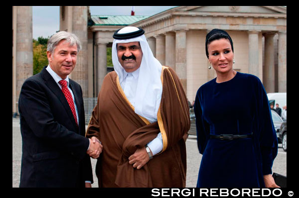 Berlín , Klaus Wowereit, Major (C ) , acompaña al Emir de Qatar, Hamad bin Khalifa Al Thani (L ) , y su esposa Mozah Binti Nasser Al Missned (R ) , a la histórica Puerta de Brandenburgo en Berlín , Alemania. Qatar celebra su Día Nacional en conmemoración del día histórico en 1878 cuando Shaikh Jasim sucedió a su padre , el jeque Muhammad Bin Thani, como una regla y condujo al país hacia la unidad. El evento del 18 de diciembre es considerado como una oportunidad para todos los nacionales de Qatar y extranjeros para reconocer y celebrar lo que significa vivir en el día de módem Qatar. Qatar es una península de 11.521 kilómetros cuadrados situados a mitad de camino por la costa oeste del Golfo de Arabia envuelto por agua de casi todos lados. El país se sitúa en el centro entre los Estados del Consejo de Cooperación del Golfo (CCG ) . Se neighboured por Arabia Saudita y los Emiratos Árabes Unidos desde el sur y por Bahrein en el noroeste del país. Qatar es considerado como una puerta ideal para el Golfo Pérsico debido a sus monumentos históricos únicos y sus bellos paisajes , además de la arquitectura de alta calidad , el deporte, ir de compras , restaurantes y los compartimientos de vida . El Estado de Qatar con una población de 1.677.045 , es una tierra de asombrosa belleza natural y la prosperidad cultural , se considera que tiene algunos de los paisajes más bellos de la Península Arábiga. La ubicación geográfica del país tuvo una gran influencia en su política, opciones estratégicas y el desarrollo. Aunque el país es pequeño en tamaño , sin embargo, es grande en valor, que ha logrado en décadas lo que lleva siglos para otros países de lograr. Sus ciudadanos tienen un futuro optimista y potenciales que otros sólo pueden envidiar . La historia de Qatar se extiende a más de cuatro mil años ; que cuenta historias de heroísmo , un gran coraje , la sabiduría , el patriotismo , el amor y la devoción a la patria. Esto trae una mayor comprensión de la riqueza de la experiencia cultural de Qatar , que ha contribuido , a la construcción de Qatar moderna. Dado que Su Alteza el Jeque Hamad Bin Khalifa Al- Thani ascendió al trono en 1995 , el país ha logrado un alto nivel de crecimiento económico y desarrollo. Goza de una economía fuerte y firme, ayudado por sus vastas reservas de petróleo y gas natural , que constituye el pilar de la economía de Qatar. A pesar de que las reservas totales de petróleo son algo modesto en comparación con otros países árabes del Golfo , Qatar es uno de los principales productores de gas natural en el mundo. Produce gas natural, petróleo crudo, petróleo refinado y productos petroquímicos , además de acero , cemento y fertilizantes. Qatar se ha convertido en un centro importante para las empresas globales y organismos , que se inició la apertura de sucursales en Qatar , debido a su ubicación única y rentable para invertir , y los productos del mercado, por lo tanto, se puede decir que Qatar se ha convertido en un actor clave en el mundo de los negocios , especialmente en la región del Golfo. El gobierno de Qatar y las personas también están trabajando duro en la diversificación de su economía más allá del petróleo y el gas, y se ha producido un fuerte crecimiento en el turismo , la informática y la economía basada en el conocimiento en los últimos años , ya pesar de las implicaciones de la crisis financiera mundial, la economía desempeño del Estado de Qatar ha sido una fuente de apreciación por una serie de instituciones financieras en todo el mundo . Sectores de educación y salud han jugado y siguen jugando un papel importante en la construcción de los ciudadanos de Qatar . El número de escuelas se vale de salud de alta calidad y atención de la educación gratuita a todos los qataríes . Infraestructura educativa de Qatar ha crecido de forma espectacular en los últimos años gracias al rápido crecimiento económico del país . Además , Qatar cuenta con sistema de atención de salud de alta calidad , que ganó el elogio de la Unicef ??y la OMS. Qatar está desarrollando rápidamente como un importante destino a Oriente Medio, después de abrir sus puertas al turismo . Alberga importantes fortalezas históricas , módem hoteles de lujo, y los paisajes marinos impresionantes . Los turistas pueden explorar el entorno natural de Qatar mediante la adopción de un emocionante safari por el desierto . Hay algo para todos en esta tierra de gran belleza natural. En cuanto a deportes, siendo elegido recientemente por la FIFA para organizar la Copa del Mundo de 2022 , Qatar se convierte en el primer país musulmán y árabe para acoger el mayor evento de fútbol del mundo . La decisión muestra que los países árabes son capaces de organizar grandes eventos internacionales y sirve como una oportunidad para promover y representar la imagen fiel de la cultura islámica. También es una oportunidad gloriosa para los equipos de fútbol árabes a hacer sentir su presencia en el torneo. Por otro lado , Qatar planea lograr otro éxito impresionante cuando reciba a la Copa Asiática de la AFC 2011 , tras el éxito rotundo de los XV Juegos Asiáticos 2006 en Doha.