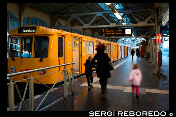 Estació de Ubahn a Schlesisches Tor, Kreuzberg, Berlín. Estació de tren Estació Berlin Warschauer Strafle Berlín Alemanya. Llum llums Warschauer Strasse Oberbaumcity llums llum carrer fanal transport subterrani tren trens del metro línia línies metro subterrani geografia estacions Estació de metro d'Europa Occidental Europa Central Europa Alemanya Alemanya Oriental de la ciutat cabdal, Berlín gent Friedrichshain persona fons gent en l'escena del carrer vistes cityscape cityscapes ciutat de fons vista de la ciutat urbana dia escenes de carrer escena paisatge urbà urbà edifici exterior exterior vista exterior exterior exterior exterior trets a l'aire lliure tir a l'aire lliure del color de format horitzontal a l'aire lliure horitzontal acolorit colors cub foto fotografia imatge imatges fotografies fotos de transport públic públic tren vagons Fanals tràfic de automotors locals estació continent continents Europa FRG humà humans persones persones dia dayshot dayshots color.