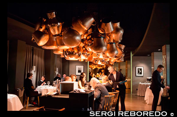 Restaurante de Das Sute . Berlín. Galardonado con una estrella Michelin chef catalán Paco Pérez en Das Stue restaurante . Ubicado en un edificio de 1930 que originalmente fue el Real Embajada de Dinamarca , en Berlín , el patrimonio único de Das Stue se refleja en su nombre, el término danés para la "sala de estar ". El hotel incorpora la prominencia de su fachada clasicista y la belleza natural de su dirección Tiergarten frondoso , anteriormente cotos de caza reales de la ciudad. Los propietarios han creado un sofisticado refugio urbano con comodidades personalizadas - al igual que la sala de estar de alguien que está muy bien conectado en Berlín y tiene acceso inmediato a un sinnúmero de atracciones de la ciudad . Patricia Urquiola, el aclamado arquitecto y diseñador español , lleva su firma toque elegante y elegante de los interiores del hotel . Con estrellas Michelin chef catalán Paco Pérez timones concepto de comida de Das Stue , que sirve cocina mediterránea vanguardista combinado con acentos locales. Sincero , honesto, sabor impulsada , creativo, sorprendente ....: que casi resume el estilo de Paco Pérez de la cocina. Respaldado por su principio de que " todo el mundo debe hacer lo que sabe en su corazón que realmente debería estar haciendo , y no negar sus principios " , que le ha ganado cinco estrellas Michelin : dos para el Miramar, el restaurante de la marca en Llançà (Girona , España oriental ), dos para la Enoteca , ubicada dentro del hotel Arts en Barcelona y uno en su lugar en Berlín. Su actitud relajada desmiente una apretada agenda , que incluye también carreras el restaurante del Hotel Mirror , de nuevo en Barcelona. La tramontana ataca de nuevo. Me parece estar condenada al fracaso. Es suficiente para mí para ir a ninguna parte cerca de la costa del Ampurdán para este viento lúgubre norte a empezar a soplar . Mi visita al Hotel Restaurante Miramar en Llançà (Girona , este de España ) no es una excepción . Estoy aquí para descubrir las características fundamentales del enfoque Paco Pérez a la cocina , pero la tramontana no hace acepción de esas misiones , y la pelea de mal tiempo que este viento desagradable interior lleva típicamente junto con él está agitando las aguas de este tramo del Mediterráneo. En este contexto, la afabilidad de Paco Pérez vigas en contraste. Un chef ' hecho a sí mismo "con un enfoque de bajo perfil a la vida , evita el circuito de eventos de prensa , conferencias y, en general hoo -ha. Nos sentamos en la terraza cubierta de su restaurante con vistas al mar, y charlar sobre sus ( casi ) Veinte años al frente de una empresa gastronómica (que ejecute el Miramar, y actuando como asesor de dos restaurantes- en - hoteles en Barcelona - Enoteca de las Artes, y el espejo ) que lo ha ganado tres estrellas Michelin , dos para el Miramar y una para Enoteca . Paco no sólo dirige los equipos ; él cocina , también. "Soy un cocinero. Yo cocino todos los días " , dice. Su apasionado interés por la comida y la cocina se remonta a la primera infancia; cuando aún estaba en la escuela primaria que le encantaba el deslizamiento a la cocina para ver lo que estaba pasando y luego tratar de imitar lo que veía. Más tarde, su búsqueda de lo que era claramente una vocación comenzó withtaking un trabajo en un pequeño bar de tapas propiedad de su familia , comenzando como un camarero y después de graduarse de la cocina : "Esa experiencia de trato con el público fue clave. Estar en contacto directo con los clientes significa que usted puede observar cómo reaccionan a diferentes gustos y olores - información vital que no llegarán cuando estás detrás de las escenas en la cocina. " Sus días de escuela otra vez, él se dedicó a convertirse en un miembro del mundo de la alimentación , pasando varios períodos de formación en Francia en colocaciones con Michel Guérard (uno de los progenitores de la Nouvelle Cuisine ) hasta que fue llamado a hacer su (entonces obligatorio ) el servicio militar de nuevo en España . Esto fue cuando Montse apareció en la escena , convirtiendo lo que podría haber sido sólo una interrupción temporal en indefinido . " Mientras estaba haciendo la mili en Madrid, un amigo me dijo que sus padres, que dirigían un pequeño hostal ( casa de huéspedes ), cerca de la playa en Llançà , necesitan ayuda durante el período de Pascua . Decidí darles una mano y pasar mis vacaciones allí. " Y allí se quedó . El retorno plan original a Francia para continuar su formación disuelto en el rostro de su deseo de permanecer con Montse , la hermana del amigo al que le había introducido en el Miramar, de la que había caído en una gran forma . Sin embargo, continuó el estudio y la adquisición de habilidades y conocimientos , y poco después se puso en contacto con Ferrán Adriá . De hecho, fue en elBulli que llegó a comprender la naturaleza de su actitud frente a la cocina, ".... un enfoque a la alimentación que involucra los sentidos - que toma en la mirada de ella , el olor , la sensación , entonces usted come , probar , experimentar el placer de hacerlo y la conservarán en la memoria " . Muchos han descrito su estilo de cocina como ' elBulliesque ' , que toma como un cumplido : "Para mí, la cocina en el estilo de elBulli implica ser coherente , creativo , humilde y trabajador , así que estoy encantado si es verdad ".