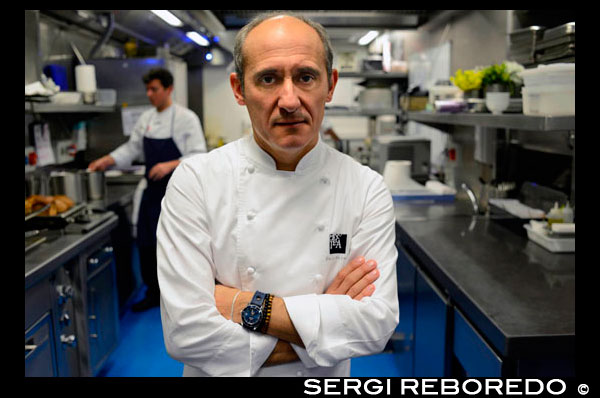 Con estrellas Michelin chef catalán Paco Pérez timones concepto de comida de Das Stue , que sirve cocina mediterránea vanguardista combinado con acentos locales. Sincero , honesto, sabor impulsada , creativo, sorprendente ....: que casi resume el estilo de Paco Pérez de la cocina. Respaldado por su principio de que " todo el mundo debe hacer lo que sabe en su corazón que realmente debería estar haciendo , y no negar sus principios " , que le ha ganado cinco estrellas Michelin : dos para el Miramar, el restaurante de la marca en Llançà (Girona , España oriental ), dos para la Enoteca , ubicada dentro del hotel Arts en Barcelona y uno en su lugar en Berlín. Su actitud relajada desmiente una apretada agenda , que incluye también carreras el restaurante del Hotel Mirror , de nuevo en Barcelona. La tramontana ataca de nuevo. Me parece estar condenada al fracaso. Es suficiente para mí para ir a ninguna parte cerca de la costa del Ampurdán para este viento lúgubre norte a empezar a soplar . Mi visita al Hotel Restaurante Miramar en Llançà (Girona , este de España ) no es una excepción . Estoy aquí para descubrir las características fundamentales del enfoque Paco Pérez a la cocina , pero la tramontana no hace acepción de esas misiones , y la pelea de mal tiempo que este viento desagradable interior lleva típicamente junto con él está agitando las aguas de este tramo del Mediterráneo. En este contexto, la afabilidad de Paco Pérez vigas en contraste. Un chef ' hecho a sí mismo "con un enfoque de bajo perfil a la vida , evita el circuito de eventos de prensa , conferencias y, en general hoo -ha. Nos sentamos en la terraza cubierta de su restaurante con vistas al mar, y charlar sobre sus ( casi ) Veinte años al frente de una empresa gastronómica (que ejecute el Miramar, y actuando como asesor de dos restaurantes- en - hoteles en Barcelona - Enoteca de las Artes, y el espejo ) que lo ha ganado tres estrellas Michelin , dos para el Miramar y una para Enoteca . Paco no sólo dirige los equipos ; él cocina , también. "Soy un cocinero. Yo cocino todos los días " , dice. Su apasionado interés por la comida y la cocina se remonta a la primera infancia; cuando aún estaba en la escuela primaria que le encantaba el deslizamiento a la cocina para ver lo que estaba pasando y luego tratar de imitar lo que veía. Más tarde, su búsqueda de lo que era claramente una vocación comenzó withtaking un trabajo en un pequeño bar de tapas propiedad de su familia , comenzando como un camarero y después de graduarse de la cocina : "Esa experiencia de trato con el público fue clave. Estar en contacto directo con los clientes significa que usted puede observar cómo reaccionan a diferentes gustos y olores - información vital que no llegarán cuando estás detrás de las escenas en la cocina. " Sus días de escuela otra vez, él se dedicó a convertirse en un miembro del mundo de la alimentación , pasando varios períodos de formación en Francia en colocaciones con Michel Guérard (uno de los progenitores de la Nouvelle Cuisine ) hasta que fue llamado a hacer su (entonces obligatorio ) el servicio militar de nuevo en España . Esto fue cuando Montse apareció en la escena , convirtiendo lo que podría haber sido sólo una interrupción temporal en indefinido . " Mientras estaba haciendo la mili en Madrid, un amigo me dijo que sus padres, que dirigían un pequeño hostal ( casa de huéspedes ), cerca de la playa en Llançà , necesitan ayuda durante el período de Pascua . Decidí darles una mano y pasar mis vacaciones allí. " Y allí se quedó . El retorno plan original a Francia para continuar su formación disuelto en el rostro de su deseo de permanecer con Montse , la hermana del amigo al que le había introducido en el Miramar, de la que había caído en una gran forma . Sin embargo, continuó el estudio y la adquisición de habilidades y conocimientos , y poco después se puso en contacto con Ferrán Adriá . De hecho, fue en elBulli que llegó a comprender la naturaleza de su actitud frente a la cocina, ".... un enfoque a la alimentación que involucra los sentidos - que toma en la mirada de ella , el olor , la sensación , entonces usted come , probar , experimentar el placer de hacerlo y la conservarán en la memoria " . Muchos han descrito su estilo de cocina como ' elBulliesque ' , que toma como un cumplido : "Para mí, la cocina en el estilo de elBulli implica ser coherente , creativo , humilde y trabajador , así que estoy encantado si es verdad".