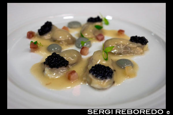 Receta de estrellas Michelin chef catalán Paco Pérez en Das Stue restaurante . Ubicado en un edificio de 1930 que originalmente fue el Real Embajada de Dinamarca , en Berlín , el patrimonio único de Das Stue se refleja en su nombre, el término danés para la "sala de estar ". El hotel incorpora la prominencia de su fachada clasicista y la belleza natural de su dirección Tiergarten frondoso , anteriormente cotos de caza reales de la ciudad. Los propietarios han creado un sofisticado refugio urbano con comodidades personalizadas - al igual que la sala de estar de alguien que está muy bien conectado en Berlín y tiene acceso inmediato a un sinnúmero de atracciones de la ciudad . Patricia Urquiola, el aclamado arquitecto y diseñador español , lleva su firma toque elegante y elegante de los interiores del hotel . Con estrellas Michelin chef catalán Paco Pérez timones concepto de comida de Das Stue , que sirve cocina mediterránea vanguardista combinado con acentos locales. Sincero , honesto, sabor impulsada , creativo, sorprendente ....: que casi resume el estilo de Paco Pérez de la cocina. Respaldado por su principio de que " todo el mundo debe hacer lo que sabe en su corazón que realmente debería estar haciendo , y no negar sus principios " , que le ha ganado cinco estrellas Michelin : dos para el Miramar, el restaurante de la marca en Llançà (Girona , España oriental ), dos para la Enoteca , ubicada dentro del hotel Arts en Barcelona y uno en su lugar en Berlín. Su actitud relajada desmiente una apretada agenda , que incluye también carreras el restaurante del Hotel Mirror , de nuevo en Barcelona. La tramontana ataca de nuevo. Me parece estar condenada al fracaso. Es suficiente para mí para ir a ninguna parte cerca de la costa del Ampurdán para este viento lúgubre norte a empezar a soplar . Mi visita al Hotel Restaurante Miramar en Llançà (Girona , este de España ) no es una excepción . Estoy aquí para descubrir las características fundamentales del enfoque Paco Pérez a la cocina , pero la tramontana no hace acepción de esas misiones , y la pelea de mal tiempo que este viento desagradable interior lleva típicamente junto con él está agitando las aguas de este tramo del Mediterráneo. En este contexto, la afabilidad de Paco Pérez vigas en contraste. Un chef ' hecho a sí mismo "con un enfoque de bajo perfil a la vida , evita el circuito de eventos de prensa , conferencias y, en general hoo -ha. Nos sentamos en la terraza cubierta de su restaurante con vistas al mar, y charlar sobre sus ( casi ) Veinte años al frente de una empresa gastronómica (que ejecute el Miramar, y actuando como asesor de dos restaurantes- en - hoteles en Barcelona - Enoteca de las Artes, y el espejo ) que lo ha ganado tres estrellas Michelin , dos para el Miramar y una para Enoteca . Paco no sólo dirige los equipos ; él cocina , también. "Soy un cocinero. Yo cocino todos los días " , dice. Su apasionado interés por la comida y la cocina se remonta a la primera infancia; cuando aún estaba en la escuela primaria que le encantaba el deslizamiento a la cocina para ver lo que estaba pasando y luego tratar de imitar lo que veía. Más tarde, su búsqueda de lo que era claramente una vocación comenzó withtaking un trabajo en un pequeño bar de tapas propiedad de su familia , comenzando como un camarero y después de graduarse de la cocina : "Esa experiencia de trato con el público fue clave. Estar en contacto directo con los clientes significa que usted puede observar cómo reaccionan a diferentes gustos y olores - información vital que no llegarán cuando estás detrás de las escenas en la cocina. " Sus días de escuela otra vez, él se dedicó a convertirse en un miembro del mundo de la alimentación , pasando varios períodos de formación en Francia en colocaciones con Michel Guérard (uno de los progenitores de la Nouvelle Cuisine ) hasta que fue llamado a hacer su (entonces obligatorio ) el servicio militar de nuevo en España . Esto fue cuando Montse apareció en la escena , convirtiendo lo que podría haber sido sólo una interrupción temporal en indefinido . " Mientras estaba haciendo la mili en Madrid, un amigo me dijo que sus padres, que dirigían un pequeño hostal ( casa de huéspedes ), cerca de la playa en Llançà , necesitan ayuda durante el período de Pascua . Decidí darles una mano y pasar mis vacaciones allí. " Y allí se quedó . El retorno plan original a Francia para continuar su formación disuelto en el rostro de su deseo de permanecer con Montse , la hermana del amigo al que le había introducido en el Miramar, de la que había caído en una gran forma . Sin embargo, continuó el estudio y la adquisición de habilidades y conocimientos , y poco después se puso en contacto con Ferrán Adriá . De hecho, fue en elBulli que llegó a comprender la naturaleza de su actitud frente a la cocina, ".... un enfoque a la alimentación que involucra los sentidos - que toma en la mirada de ella , el olor , la sensación , entonces usted come , probar , experimentar el placer de hacerlo y la conservarán en la memoria " . Muchos han descrito su estilo de cocina como ' elBulliesque ' , que toma como un cumplido : "Para mí, la cocina en el estilo de elBulli implica ser coherente , creativo , humilde y trabajador , así que estoy encantado si es verdad ".