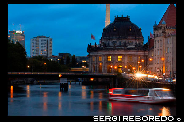 Berliner Dom or Berlin Cathedral at night in central (mitte) Berlin in Germany. The first church Berliner Dom. The first church was built here in 1465. This rather modest building later served as the court church for the Hohenzollern family. The church was replaced by a cathedral, built between 1745 and 1747 in a Baroque design from Johann Boumann. It was remodeled into a classicist building from 1816 to 1822 following a design by the Berlin architect Karl Friedrich Schinkel. The East Side Tour focuses on the best-known sights along the river Spree in the eastern part of Berlin and includes some highlights in the government quarter as well. This 2.5-hour-cruise on the river Spree starts in the city centre near Hackescher Markt S-Bahn station and follows the Spree towards the east. The boat passes by Berliner Dom, Nikolaiviertel, Mühlendammschleuse, Jannowitzbrücke, the East Side Gallery and the indoor arena O2 World before passing through the well-known Oberbaumbrücke in Kreuzberg. The boat turns around at Osthafen and Elsenbrücke and starts back towards the west.