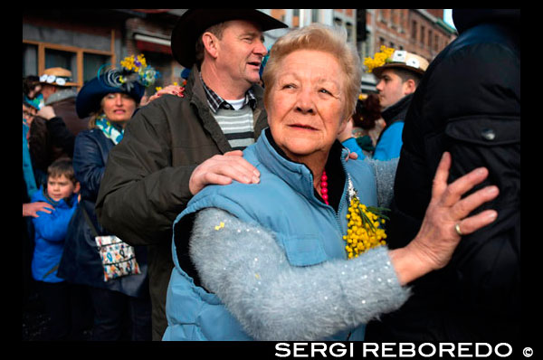 Música, ball, festa i vestits en Binche Carnaval. Esdeveniment cultural antiga i representativa de Valònia, Bèlgica. El carnaval de Binche és un esdeveniment que té lloc cada any a la ciutat belga de Binche durant el diumenge, dilluns i dimarts previs al Dimecres de Cendra. El carnaval és el més conegut dels diversos que té lloc a Bèlgica, a la vegada i s'ha proclamat, com a Obra Mestra del Patrimoni Oral i Immaterial de la Humanitat declarat per la UNESCO. La seva història es remunta a aproximadament el segle 14. Esdeveniments relacionats amb el carnaval comencen fins set setmanes abans de les celebracions principals. Espectacles de carrer i exhibicions públiques es produeixen tradicionalment en els diumenges s'acosta al Dimecres de Cendra, que consisteix en actes prescrits musicals, danses i marxes. Un gran nombre d'habitants de Binche passen el diumenge directament abans del Dimecres de Cendra en el vestit. La peça central dels treballs del carnaval són executants de pallasso conegut com Gilles. Apareixent, en la seva major part, el dimarts de Carnaval, el Gilles es caracteritzen per les seves vestit vibrant, màscares de cera i calçat de fusta. El seu nombre és fins a 1000 en un moment donat, el rang d'edats entre 3 i 60 anys d'edat, i són habitualment masculí. L'honor de ser una Gille al carnaval és una cosa que s'aspira per homes locals