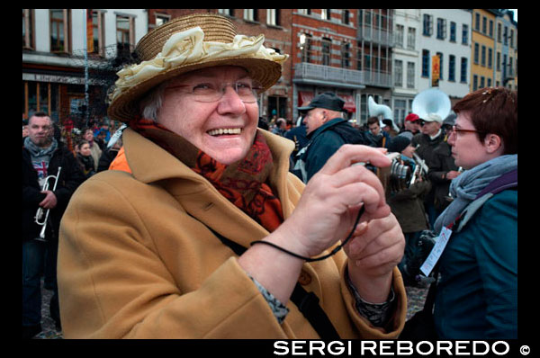 Dona major presa de fotografies. Música, ball, festa i vestits en Binche Carnaval. Esdeveniment cultural antiga i representativa de Valònia, Bèlgica. El carnaval de Binche és un esdeveniment que té lloc cada any a la ciutat belga de Binche durant el diumenge, dilluns i dimarts previs al Dimecres de Cendra. El carnaval és el més conegut dels diversos que té lloc a Bèlgica, a la vegada i s'ha proclamat, com a Obra Mestra del Patrimoni Oral i Immaterial de la Humanitat declarat per la UNESCO. La seva història es remunta a aproximadament el segle 14. Esdeveniments relacionats amb el carnaval comencen fins set setmanes abans de les celebracions principals. Espectacles de carrer i exhibicions públiques es produeixen tradicionalment en els diumenges s'acosta al Dimecres de Cendra, que consisteix en actes prescrits musicals, danses i marxes. Un gran nombre d'habitants de Binche passen el diumenge directament abans del Dimecres de Cendra en el vestit. La peça central dels treballs del carnaval són executants de pallasso conegut com Gilles. Apareixent, en la seva major part, el dimarts de Carnaval, el Gilles es caracteritzen per les seves vestit vibrant, màscares de cera i calçat de fusta. El seu nombre és fins a 1000 en un moment donat, el rang d'edats entre 3 i 60 anys d'edat, i són habitualment masculí. L'honor de ser una Gille al carnaval és una cosa que s'aspira per homes locals