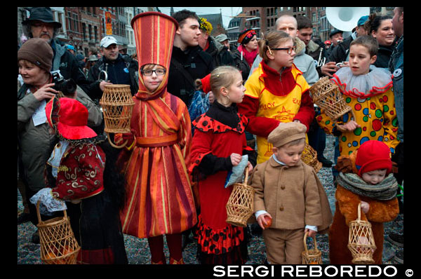 Els nens i adolescents vestits amb vestits. Música, ball, festa i vestits en Binche Carnaval. Esdeveniment cultural antiga i representativa de Valònia, Bèlgica. El carnaval de Binche és un esdeveniment que té lloc cada any a la ciutat belga de Binche durant el diumenge, dilluns i dimarts previs al Dimecres de Cendra. El carnaval és el més conegut dels diversos que té lloc a Bèlgica, a la vegada i s'ha proclamat, com a Obra Mestra del Patrimoni Oral i Immaterial de la Humanitat declarat per la UNESCO. La seva història es remunta a aproximadament el segle 14. Esdeveniments relacionats amb el carnaval comencen fins set setmanes abans de les celebracions principals. Espectacles de carrer i exhibicions públiques es produeixen tradicionalment en els diumenges s'acosta al Dimecres de Cendra, que consisteix en actes prescrits musicals, danses i marxes. Un gran nombre d'habitants de Binche passen el diumenge directament abans del Dimecres de Cendra en el vestit. La peça central dels treballs del carnaval són executants de pallasso conegut com Gilles. Apareixent, en la seva major part, el dimarts de Carnaval, el Gilles es caracteritzen per les seves vestit vibrant, màscares de cera i calçat de fusta. El seu nombre és fins a 1000 en un moment donat, el rang d'edats entre 3 i 60 anys d'edat, i són habitualment masculí. L'honor de ser una Gille al carnaval és una cosa que s'aspira per homes locals