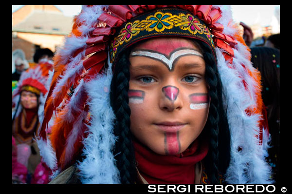 Vestit indi. Música, ball, festa i vestits en Binche Carnaval. Esdeveniment cultural antiga i representativa de Valònia, Bèlgica. El carnaval de Binche és un esdeveniment que té lloc cada any a la ciutat belga de Binche durant el diumenge, dilluns i dimarts previs al Dimecres de Cendra. El carnaval és el més conegut dels diversos que té lloc a Bèlgica, a la vegada i s'ha proclamat, com a Obra Mestra del Patrimoni Oral i Immaterial de la Humanitat declarat per la UNESCO. La seva història es remunta a aproximadament el segle 14. Esdeveniments relacionats amb el carnaval comencen fins set setmanes abans de les celebracions principals. Espectacles de carrer i exhibicions públiques es produeixen tradicionalment en els diumenges s'acosta al Dimecres de Cendra, que consisteix en actes prescrits musicals, danses i marxes. Un gran nombre d'habitants de Binche passen el diumenge directament abans del Dimecres de Cendra en el vestit. La peça central dels treballs del carnaval són executants de pallasso conegut com Gilles. Apareixent, en la seva major part, el dimarts de Carnaval, el Gilles es caracteritzen per les seves vestit vibrant, màscares de cera i calçat de fusta. El seu nombre és fins a 1000 en un moment donat, el rang d'edats entre 3 i 60 anys d'edat, i són habitualment masculí. L'honor de ser una Gille al carnaval és una cosa que s'aspira per homes locals