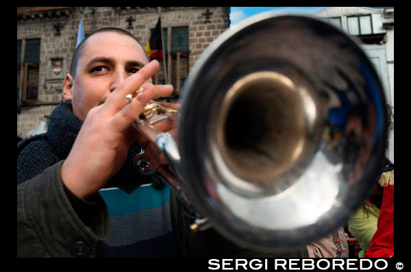 Música, ball, festa i vestits en Binche Carnaval. Esdeveniment cultural antiga i representativa de Valònia, Bèlgica. El carnaval de Binche és un esdeveniment que té lloc cada any a la ciutat belga de Binche durant el diumenge, dilluns i dimarts previs al Dimecres de Cendra. El carnaval és el més conegut dels diversos que té lloc a Bèlgica, a la vegada i s'ha proclamat, com a Obra Mestra del Patrimoni Oral i Immaterial de la Humanitat declarat per la UNESCO. La seva història es remunta a aproximadament el segle 14. Esdeveniments relacionats amb el carnaval comencen fins set setmanes abans de les celebracions principals. Espectacles de carrer i exhibicions públiques es produeixen tradicionalment en els diumenges s'acosta al Dimecres de Cendra, que consisteix en actes prescrits musicals, danses i marxes. Un gran nombre d'habitants de Binche passen el diumenge directament abans del Dimecres de Cendra en el vestit. La peça central dels treballs del carnaval són executants de pallasso conegut com Gilles. Apareixent, en la seva major part, el dimarts de Carnaval, el Gilles es caracteritzen per les seves vestit vibrant, màscares de cera i calçat de fusta. El seu nombre és fins a 1000 en un moment donat, el rang d'edats entre 3 i 60 anys d'edat, i són habitualment masculí. L'honor de ser una Gille al carnaval és una cosa que s'aspira per homes locals