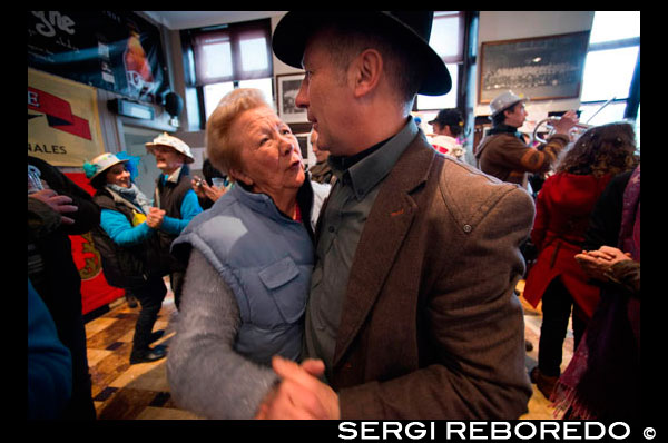 La gent ballant a Brasserie du Diapason. Binche. Música, ball, festa i vestits en Binche Carnaval. Esdeveniment cultural antiga i representativa de Valònia, Bèlgica. El carnaval de Binche és un esdeveniment que té lloc cada any a la ciutat belga de Binche durant el diumenge, dilluns i dimarts previs al Dimecres de Cendra. El carnaval és el més conegut dels diversos que té lloc a Bèlgica, a la vegada i s'ha proclamat, com a Obra Mestra del Patrimoni Oral i Immaterial de la Humanitat declarat per la UNESCO. La seva història es remunta a aproximadament el segle 14. Esdeveniments relacionats amb el carnaval comencen fins set setmanes abans de les celebracions principals. Espectacles de carrer i exhibicions públiques es produeixen tradicionalment en els diumenges s'acosta al Dimecres de Cendra, que consisteix en actes prescrits musicals, danses i marxes. Un gran nombre d'habitants de Binche passen el diumenge directament abans del Dimecres de Cendra en el vestit. La peça central dels treballs del carnaval són executants de pallasso conegut com Gilles. Apareixent, en la seva major part, el dimarts de Carnaval, el Gilles es caracteritzen per les seves vestit vibrant, màscares de cera i calçat de fusta. El seu nombre és fins a 1000 en un moment donat, el rang d'edats entre 3 i 60 anys d'edat, i són habitualment masculí. L'honor de ser una Gille al carnaval és una cosa que s'aspira per homes locals