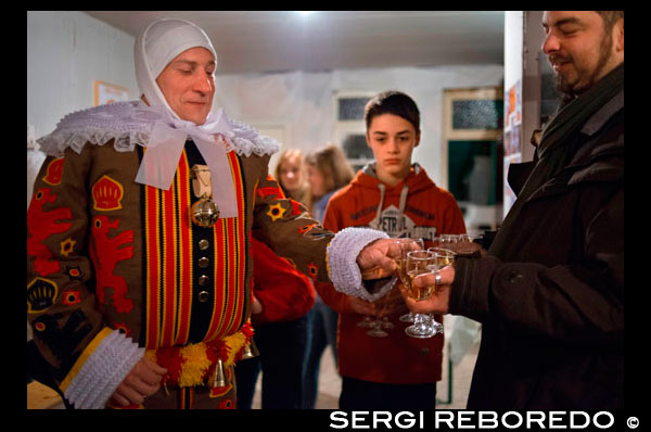 Vestir a casa per al Carnaval de Binche. Preparació, preparatius, va posar el vestit. El carnaval de Binche és un esdeveniment que té lloc cada any a la ciutat belga de Binche durant el diumenge, dilluns i dimarts previs al Dimecres de Cendra. El carnaval és el més conegut dels diversos que té lloc a Bèlgica, a la vegada i s'ha proclamat, com a Obra Mestra del Patrimoni Oral i Immaterial de la Humanitat declarat per la UNESCO. La seva història es remunta a aproximadament el segle 14. Esdeveniments relacionats amb el carnaval comencen fins set setmanes abans de les celebracions principals. Espectacles de carrer i exhibicions públiques es produeixen tradicionalment en els diumenges s'acosta al Dimecres de Cendra, que consisteix en actes prescrits musicals, danses i marxes. Un gran nombre d'habitants de Binche passen el diumenge directament abans del Dimecres de Cendra en el vestit. La peça central dels treballs del carnaval són executants de pallasso conegut com Gilles. Apareixent, en la seva major part, el dimarts de Carnaval, el Gilles es caracteritzen per les seves vestit vibrant, màscares de cera i calçat de fusta. El seu nombre és fins a 1000 en un moment donat, el rang d'edats entre 3 i 60 anys d'edat, i són habitualment masculí. L'honor de ser una Gille al carnaval és una cosa que s'aspira per homes locals