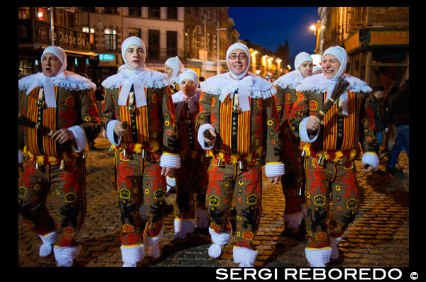 Bèlgica, el carnaval de Binche. Desfilada Festival Mundial de la UNESCO Patrimoni. Bèlgica, Valònia Municipi, província d'Hainaut, poble de Binche. El carnaval de Binche és un esdeveniment que té lloc cada any a la ciutat belga de Binche durant el diumenge, dilluns i dimarts previs al Dimecres de Cendra. El carnaval és el més conegut dels diversos que té lloc a Bèlgica, a la vegada i s'ha proclamat, com a Obra Mestra del Patrimoni Oral i Immaterial de la Humanitat declarat per la UNESCO. La seva història es remunta a aproximadament el segle 14. Esdeveniments relacionats amb el carnaval comencen fins set setmanes abans de les celebracions principals. Espectacles de carrer i exhibicions públiques es produeixen tradicionalment en els diumenges s'acosta al Dimecres de Cendra, que consisteix en actes prescrits musicals, danses i marxes. Un gran nombre d'habitants de Binche passen el diumenge directament abans del Dimecres de Cendra en el vestit. La peça central dels treballs del carnaval són executants de pallasso conegut com Gilles. Apareixent, en la seva major part, el dimarts de Carnaval, el Gilles es caracteritzen per les seves vestit vibrant, màscares de cera i calçat de fusta. El seu nombre és fins a 1000 en un moment donat, el rang d'edats entre 3 i 60 anys d'edat, i són habitualment masculí. L'honor de ser una Gille al carnaval és una cosa que s'aspira per homes locals