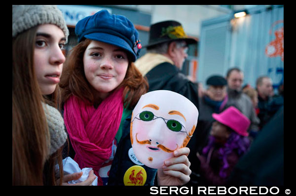 Bèlgica, el carnaval de Binche. Desfilada Festival Mundial de la UNESCO Patrimoni. Bèlgica, Valònia Municipi, província d'Hainaut, poble de Binche. El carnaval de Binche és un esdeveniment que té lloc cada any a la ciutat belga de Binche durant el diumenge, dilluns i dimarts previs al Dimecres de Cendra. El carnaval és el més conegut dels diversos que té lloc a Bèlgica, a la vegada i s'ha proclamat, com a Obra Mestra del Patrimoni Oral i Immaterial de la Humanitat declarat per la UNESCO. La seva història es remunta a aproximadament el segle 14. Esdeveniments relacionats amb el carnaval comencen fins set setmanes abans de les celebracions principals. Espectacles de carrer i exhibicions públiques es produeixen tradicionalment en els diumenges s'acosta al Dimecres de Cendra, que consisteix en actes prescrits musicals, danses i marxes. Un gran nombre d'habitants de Binche passen el diumenge directament abans del Dimecres de Cendra en el vestit. La peça central dels treballs del carnaval són executants de pallasso conegut com Gilles. Apareixent, en la seva major part, el dimarts de Carnaval, el Gilles es caracteritzen per les seves vestit vibrant, màscares de cera i calçat de fusta. El seu nombre és fins a 1000 en un moment donat, el rang d'edats entre 3 i 60 anys d'edat, i són habitualment masculí. L'honor de ser una Gille al carnaval és una cosa que s'aspira per homes locals