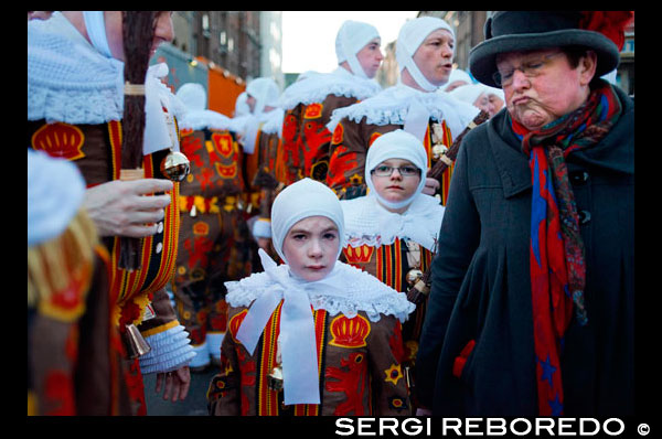 Bèlgica, el carnaval de Binche. Desfilada Festival Mundial de la UNESCO Patrimoni. Bèlgica, Valònia Municipi, província d'Hainaut, poble de Binche. El carnaval de Binche és un esdeveniment que té lloc cada any a la ciutat belga de Binche durant el diumenge, dilluns i dimarts previs al Dimecres de Cendra. El carnaval és el més conegut dels diversos que té lloc a Bèlgica, a la vegada i s'ha proclamat, com a Obra Mestra del Patrimoni Oral i Immaterial de la Humanitat declarat per la UNESCO. La seva història es remunta a aproximadament el segle 14. Esdeveniments relacionats amb el carnaval comencen fins set setmanes abans de les celebracions principals. Espectacles de carrer i exhibicions públiques es produeixen tradicionalment en els diumenges s'acosta al Dimecres de Cendra, que consisteix en actes prescrits musicals, danses i marxes. Un gran nombre d'habitants de Binche passen el diumenge directament abans del Dimecres de Cendra en el vestit. La peça central dels treballs del carnaval són executants de pallasso conegut com Gilles. Apareixent, en la seva major part, el dimarts de Carnaval, el Gilles es caracteritzen per les seves vestit vibrant, màscares de cera i calçat de fusta. El seu nombre és fins a 1000 en un moment donat, el rang d'edats entre 3 i 60 anys d'edat, i són habitualment masculí. L'honor de ser una Gille al carnaval és una cosa que s'aspira per homes locals