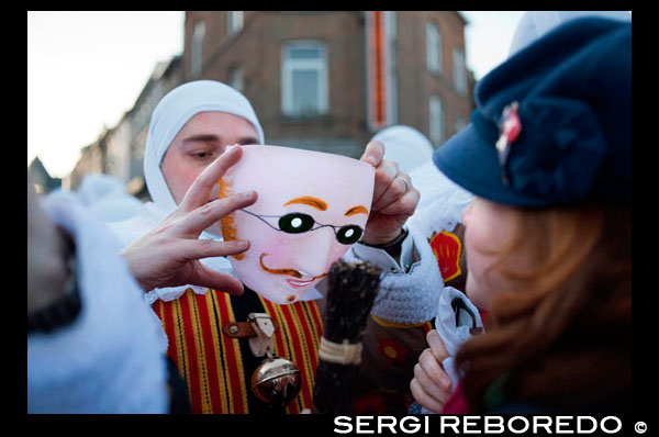 Bèlgica, el carnaval de Binche. Desfilada Festival Mundial de la UNESCO Patrimoni. Bèlgica, Valònia Municipi, província d'Hainaut, poble de Binche. El carnaval de Binche és un esdeveniment que té lloc cada any a la ciutat belga de Binche durant el diumenge, dilluns i dimarts previs al Dimecres de Cendra. El carnaval és el més conegut dels diversos que té lloc a Bèlgica, a la vegada i s'ha proclamat, com a Obra Mestra del Patrimoni Oral i Immaterial de la Humanitat declarat per la UNESCO. La seva història es remunta a aproximadament el segle 14. Esdeveniments relacionats amb el carnaval comencen fins set setmanes abans de les celebracions principals. Espectacles de carrer i exhibicions públiques es produeixen tradicionalment en els diumenges s'acosta al Dimecres de Cendra, que consisteix en actes prescrits musicals, danses i marxes. Un gran nombre d'habitants de Binche passen el diumenge directament abans del Dimecres de Cendra en el vestit. La peça central dels treballs del carnaval són executants de pallasso conegut com Gilles. Apareixent, en la seva major part, el dimarts de Carnaval, el Gilles es caracteritzen per les seves vestit vibrant, màscares de cera i calçat de fusta. El seu nombre és fins a 1000 en un moment donat, el rang d'edats entre 3 i 60 anys d'edat, i són habitualment masculí. L'honor de ser una Gille al carnaval és una cosa que s'aspira per homes locals