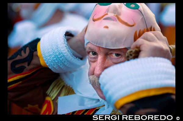 Bèlgica, el carnaval de Binche. Desfilada Festival Mundial de la UNESCO Patrimoni. Bèlgica, Valònia Municipi, província d'Hainaut, poble de Binche. El carnaval de Binche és un esdeveniment que té lloc cada any a la ciutat belga de Binche durant el diumenge, dilluns i dimarts previs al Dimecres de Cendra. El carnaval és el més conegut dels diversos que té lloc a Bèlgica, a la vegada i s'ha proclamat, com a Obra Mestra del Patrimoni Oral i Immaterial de la Humanitat declarat per la UNESCO. La seva història es remunta a aproximadament el segle 14. Esdeveniments relacionats amb el carnaval comencen fins set setmanes abans de les celebracions principals. Espectacles de carrer i exhibicions públiques es produeixen tradicionalment en els diumenges s'acosta al Dimecres de Cendra, que consisteix en actes prescrits musicals, danses i marxes. Un gran nombre d'habitants de Binche passen el diumenge directament abans del Dimecres de Cendra en el vestit. La peça central dels treballs del carnaval són executants de pallasso conegut com Gilles. Apareixent, en la seva major part, el dimarts de Carnaval, el Gilles es caracteritzen per les seves vestit vibrant, màscares de cera i calçat de fusta. El seu nombre és fins a 1000 en un moment donat, el rang d'edats entre 3 i 60 anys d'edat, i són habitualment masculí. L'honor de ser una Gille al carnaval és una cosa que s'aspira per homes locals