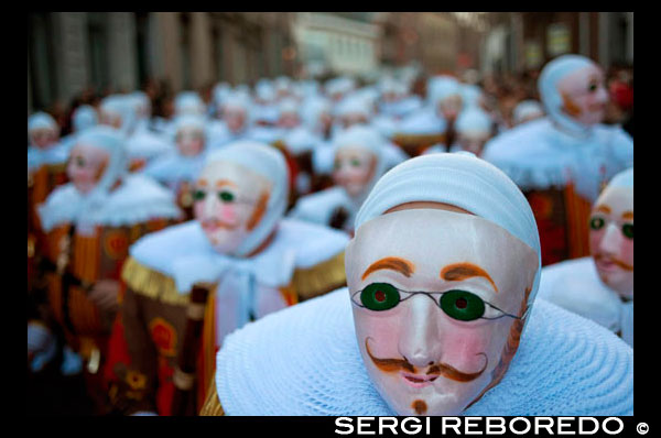 Bèlgica, el carnaval de Binche. Desfilada Festival Mundial de la UNESCO Patrimoni. Bèlgica, Valònia Municipi, província d'Hainaut, poble de Binche. El carnaval de Binche és un esdeveniment que té lloc cada any a la ciutat belga de Binche durant el diumenge, dilluns i dimarts previs al Dimecres de Cendra. El carnaval és el més conegut dels diversos que té lloc a Bèlgica, a la vegada i s'ha proclamat, com a Obra Mestra del Patrimoni Oral i Immaterial de la Humanitat declarat per la UNESCO. La seva història es remunta a aproximadament el segle 14. Esdeveniments relacionats amb el carnaval comencen fins set setmanes abans de les celebracions principals. Espectacles de carrer i exhibicions públiques es produeixen tradicionalment en els diumenges s'acosta al Dimecres de Cendra, que consisteix en actes prescrits musicals, danses i marxes. Un gran nombre d'habitants de Binche passen el diumenge directament abans del Dimecres de Cendra en el vestit. La peça central dels treballs del carnaval són executants de pallasso conegut com Gilles. Apareixent, en la seva major part, el dimarts de Carnaval, el Gilles es caracteritzen per les seves vestit vibrant, màscares de cera i calçat de fusta. El seu nombre és fins a 1000 en un moment donat, el rang d'edats entre 3 i 60 anys d'edat, i són habitualment masculí. L'honor de ser una Gille al carnaval és una cosa que s'aspira per homes locals