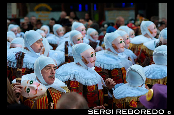 Bèlgica, el carnaval de Binche. Desfilada Festival Mundial de la UNESCO Patrimoni. Bèlgica, Valònia Municipi, província d'Hainaut, poble de Binche. El carnaval de Binche és un esdeveniment que té lloc cada any a la ciutat belga de Binche durant el diumenge, dilluns i dimarts previs al Dimecres de Cendra. El carnaval és el més conegut dels diversos que té lloc a Bèlgica, a la vegada i s'ha proclamat, com a Obra Mestra del Patrimoni Oral i Immaterial de la Humanitat declarat per la UNESCO. La seva història es remunta a aproximadament el segle 14. Esdeveniments relacionats amb el carnaval comencen fins set setmanes abans de les celebracions principals. Espectacles de carrer i exhibicions públiques es produeixen tradicionalment en els diumenges s'acosta al Dimecres de Cendra, que consisteix en actes prescrits musicals, danses i marxes. Un gran nombre d'habitants de Binche passen el diumenge directament abans del Dimecres de Cendra en el vestit. La peça central dels treballs del carnaval són executants de pallasso conegut com Gilles. Apareixent, en la seva major part, el dimarts de Carnaval, el Gilles es caracteritzen per les seves vestit vibrant, màscares de cera i calçat de fusta. El seu nombre és fins a 1000 en un moment donat, el rang d'edats entre 3 i 60 anys d'edat, i són habitualment masculí. L'honor de ser una Gille al carnaval és una cosa que s'aspira per homes locals