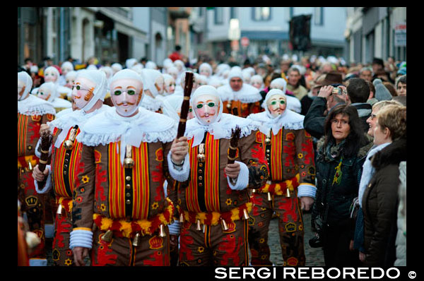 Bèlgica, el carnaval de Binche. Desfilada Festival Mundial de la UNESCO Patrimoni. Bèlgica, Valònia Municipi, província d'Hainaut, poble de Binche. El carnaval de Binche és un esdeveniment que té lloc cada any a la ciutat belga de Binche durant el diumenge, dilluns i dimarts previs al Dimecres de Cendra. El carnaval és el més conegut dels diversos que té lloc a Bèlgica, a la vegada i s'ha proclamat, com a Obra Mestra del Patrimoni Oral i Immaterial de la Humanitat declarat per la UNESCO. La seva història es remunta a aproximadament el segle 14. Esdeveniments relacionats amb el carnaval comencen fins set setmanes abans de les celebracions principals. Espectacles de carrer i exhibicions públiques es produeixen tradicionalment en els diumenges s'acosta al Dimecres de Cendra, que consisteix en actes prescrits musicals, danses i marxes. Un gran nombre d'habitants de Binche passen el diumenge directament abans del Dimecres de Cendra en el vestit. La peça central dels treballs del carnaval són executants de pallasso conegut com Gilles. Apareixent, en la seva major part, el dimarts de Carnaval, el Gilles es caracteritzen per les seves vestit vibrant, màscares de cera i calçat de fusta. El seu nombre és fins a 1000 en un moment donat, el rang d'edats entre 3 i 60 anys d'edat, i són habitualment masculí. L'honor de ser una Gille al carnaval és una cosa que s'aspira per homes locals