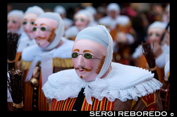 Bèlgica, el carnaval de Binche. Desfilada Festival Mundial de la UNESCO Patrimoni. Bèlgica, Valònia Municipi, província d'Hainaut, poble de Binche. El carnaval de Binche és un esdeveniment que té lloc cada any a la ciutat belga de Binche durant el diumenge, dilluns i dimarts previs al Dimecres de Cendra. El carnaval és el més conegut dels diversos que té lloc a Bèlgica, a la vegada i s'ha proclamat, com a Obra Mestra del Patrimoni Oral i Immaterial de la Humanitat declarat per la UNESCO. La seva història es remunta a aproximadament el segle 14. Esdeveniments relacionats amb el carnaval comencen fins set setmanes abans de les celebracions principals. Espectacles de carrer i exhibicions públiques es produeixen tradicionalment en els diumenges s'acosta al Dimecres de Cendra, que consisteix en actes prescrits musicals, danses i marxes. Un gran nombre d'habitants de Binche passen el diumenge directament abans del Dimecres de Cendra en el vestit. La peça central dels treballs del carnaval són executants de pallasso conegut com Gilles. Apareixent, en la seva major part, el dimarts de Carnaval, el Gilles es caracteritzen per les seves vestit vibrant, màscares de cera i calçat de fusta. El seu nombre és fins a 1000 en un moment donat, el rang d'edats entre 3 i 60 anys d'edat, i són habitualment masculí. L'honor de ser una Gille al carnaval és una cosa que s'aspira per homes locals