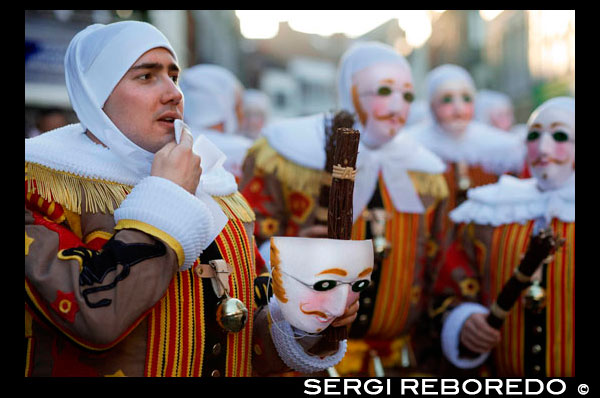 Bèlgica, el carnaval de Binche. Desfilada Festival Mundial de la UNESCO Patrimoni. Bèlgica, Valònia Municipi, província d'Hainaut, poble de Binche. El carnaval de Binche és un esdeveniment que té lloc cada any a la ciutat belga de Binche durant el diumenge, dilluns i dimarts previs al Dimecres de Cendra. El carnaval és el més conegut dels diversos que té lloc a Bèlgica, a la vegada i s'ha proclamat, com a Obra Mestra del Patrimoni Oral i Immaterial de la Humanitat declarat per la UNESCO. La seva història es remunta a aproximadament el segle 14. Esdeveniments relacionats amb el carnaval comencen fins set setmanes abans de les celebracions principals. Espectacles de carrer i exhibicions públiques es produeixen tradicionalment en els diumenges s'acosta al Dimecres de Cendra, que consisteix en actes prescrits musicals, danses i marxes. Un gran nombre d'habitants de Binche passen el diumenge directament abans del Dimecres de Cendra en el vestit. La peça central dels treballs del carnaval són executants de pallasso conegut com Gilles. Apareixent, en la seva major part, el dimarts de Carnaval, el Gilles es caracteritzen per les seves vestit vibrant, màscares de cera i calçat de fusta. El seu nombre és fins a 1000 en un moment donat, el rang d'edats entre 3 i 60 anys d'edat, i són habitualment masculí. L'honor de ser una Gille al carnaval és una cosa que s'aspira per homes locals