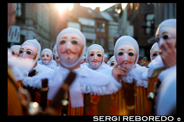 Bèlgica, el carnaval de Binche. Desfilada Festival Mundial de la UNESCO Patrimoni. Bèlgica, Valònia Municipi, província d'Hainaut, poble de Binche. El carnaval de Binche és un esdeveniment que té lloc cada any a la ciutat belga de Binche durant el diumenge, dilluns i dimarts previs al Dimecres de Cendra. El carnaval és el més conegut dels diversos que té lloc a Bèlgica, a la vegada i s'ha proclamat, com a Obra Mestra del Patrimoni Oral i Immaterial de la Humanitat declarat per la UNESCO. La seva història es remunta a aproximadament el segle 14. Esdeveniments relacionats amb el carnaval comencen fins set setmanes abans de les celebracions principals. Espectacles de carrer i exhibicions públiques es produeixen tradicionalment en els diumenges s'acosta al Dimecres de Cendra, que consisteix en actes prescrits musicals, danses i marxes. Un gran nombre d'habitants de Binche passen el diumenge directament abans del Dimecres de Cendra en el vestit. La peça central dels treballs del carnaval són executants de pallasso conegut com Gilles. Apareixent, en la seva major part, el dimarts de Carnaval, el Gilles es caracteritzen per les seves vestit vibrant, màscares de cera i calçat de fusta. El seu nombre és fins a 1000 en un moment donat, el rang d'edats entre 3 i 60 anys d'edat, i són habitualment masculí. L'honor de ser una Gille al carnaval és una cosa que s'aspira per homes locals