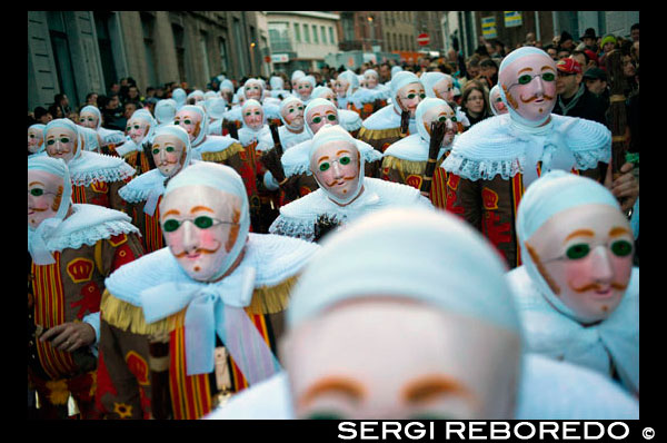 Bèlgica, el carnaval de Binche. Desfilada Festival Mundial de la UNESCO Patrimoni. Bèlgica, Valònia Municipi, província d'Hainaut, poble de Binche. El carnaval de Binche és un esdeveniment que té lloc cada any a la ciutat belga de Binche durant el diumenge, dilluns i dimarts previs al Dimecres de Cendra. El carnaval és el més conegut dels diversos que té lloc a Bèlgica, a la vegada i s'ha proclamat, com a Obra Mestra del Patrimoni Oral i Immaterial de la Humanitat declarat per la UNESCO. La seva història es remunta a aproximadament el segle 14. Esdeveniments relacionats amb el carnaval comencen fins set setmanes abans de les celebracions principals. Espectacles de carrer i exhibicions públiques es produeixen tradicionalment en els diumenges s'acosta al Dimecres de Cendra, que consisteix en actes prescrits musicals, danses i marxes. Un gran nombre d'habitants de Binche passen el diumenge directament abans del Dimecres de Cendra en el vestit. La peça central dels treballs del carnaval són executants de pallasso conegut com Gilles. Apareixent, en la seva major part, el dimarts de Carnaval, el Gilles es caracteritzen per les seves vestit vibrant, màscares de cera i calçat de fusta. El seu nombre és fins a 1000 en un moment donat, el rang d'edats entre 3 i 60 anys d'edat, i són habitualment masculí. L'honor de ser una Gille al carnaval és una cosa que s'aspira per homes locals