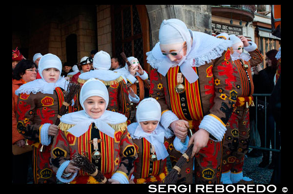 Bèlgica, el carnaval de Binche. Desfilada Festival Mundial de la UNESCO Patrimoni. Bèlgica, Valònia Municipi, província d'Hainaut, poble de Binche. El carnaval de Binche és un esdeveniment que té lloc cada any a la ciutat belga de Binche durant el diumenge, dilluns i dimarts previs al Dimecres de Cendra. El carnaval és el més conegut dels diversos que té lloc a Bèlgica, a la vegada i s'ha proclamat, com a Obra Mestra del Patrimoni Oral i Immaterial de la Humanitat declarat per la UNESCO. La seva història es remunta a aproximadament el segle 14. Esdeveniments relacionats amb el carnaval comencen fins set setmanes abans de les celebracions principals. Espectacles de carrer i exhibicions públiques es produeixen tradicionalment en els diumenges s'acosta al Dimecres de Cendra, que consisteix en actes prescrits musicals, danses i marxes. Un gran nombre d'habitants de Binche passen el diumenge directament abans del Dimecres de Cendra en el vestit. La peça central dels treballs del carnaval són executants de pallasso conegut com Gilles. Apareixent, en la seva major part, el dimarts de Carnaval, el Gilles es caracteritzen per les seves vestit vibrant, màscares de cera i calçat de fusta. El seu nombre és fins a 1000 en un moment donat, el rang d'edats entre 3 i 60 anys d'edat, i són habitualment masculí. L'honor de ser una Gille al carnaval és una cosa que s'aspira per homes locals