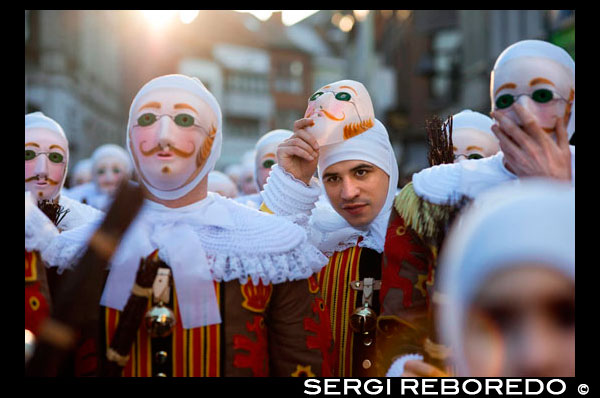 Bèlgica, el carnaval de Binche. Desfilada Festival Mundial de la UNESCO Patrimoni. Bèlgica, Valònia Municipi, província d'Hainaut, poble de Binche. El carnaval de Binche és un esdeveniment que té lloc cada any a la ciutat belga de Binche durant el diumenge, dilluns i dimarts previs al Dimecres de Cendra. El carnaval és el més conegut dels diversos que té lloc a Bèlgica, a la vegada i s'ha proclamat, com a Obra Mestra del Patrimoni Oral i Immaterial de la Humanitat declarat per la UNESCO. La seva història es remunta a aproximadament el segle 14. Esdeveniments relacionats amb el carnaval comencen fins set setmanes abans de les celebracions principals. Espectacles de carrer i exhibicions públiques es produeixen tradicionalment en els diumenges s'acosta al Dimecres de Cendra, que consisteix en actes prescrits musicals, danses i marxes. Un gran nombre d'habitants de Binche passen el diumenge directament abans del Dimecres de Cendra en el vestit. La peça central dels treballs del carnaval són executants de pallasso conegut com Gilles. Apareixent, en la seva major part, el dimarts de Carnaval, el Gilles es caracteritzen per les seves vestit vibrant, màscares de cera i calçat de fusta. El seu nombre és fins a 1000 en un moment donat, el rang d'edats entre 3 i 60 anys d'edat, i són habitualment masculí. L'honor de ser una Gille al carnaval és una cosa que s'aspira per homes locals