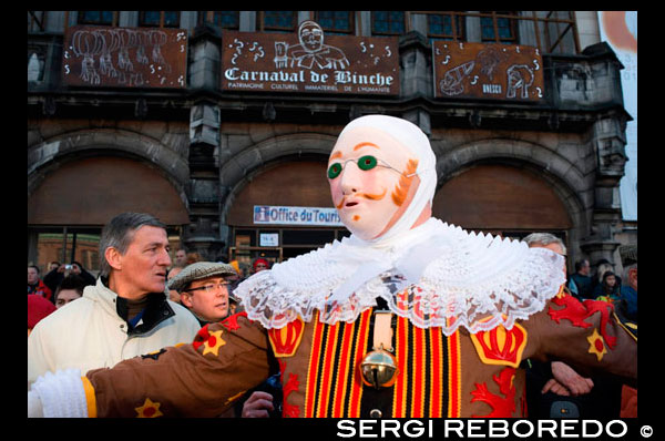 Binche Ajuntament. El carnaval de Binche és un esdeveniment que té lloc cada any a la ciutat belga de Binche durant el diumenge, dilluns i dimarts previs al Dimecres de Cendra. El carnaval és el més conegut dels diversos que té lloc a Bèlgica, a la vegada i s'ha proclamat, com a Obra Mestra del Patrimoni Oral i Immaterial de la Humanitat declarat per la UNESCO. La seva història es remunta a aproximadament el segle 14. Esdeveniments relacionats amb el carnaval comencen fins set setmanes abans de les celebracions principals. Espectacles de carrer i exhibicions públiques es produeixen tradicionalment en els diumenges s'acosta al Dimecres de Cendra, que consisteix en actes prescrits musicals, danses i marxes. Un gran nombre d'habitants de Binche passen el diumenge directament abans del Dimecres de Cendra en el vestit. La peça central dels treballs del carnaval són executants de pallasso conegut com Gilles. Apareixent, en la seva major part, el dimarts de Carnaval, el Gilles es caracteritzen per les seves vestit vibrant, màscares de cera i calçat de fusta. El seu nombre és fins a 1000 en un moment donat, el rang d'edats entre 3 i 60 anys d'edat, i són habitualment masculí. L'honor de ser una Gille al carnaval és una cosa que s'aspira per homes locals
