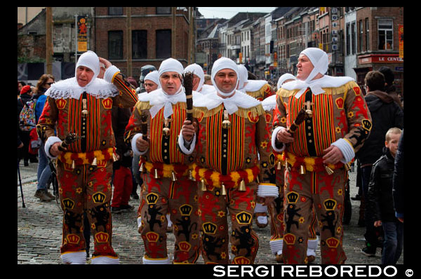 Bèlgica, el carnaval de Binche. Desfilada Festival Mundial de la UNESCO Patrimoni. Bèlgica, Valònia Municipi, província d'Hainaut, poble de Binche. El carnaval de Binche és un esdeveniment que té lloc cada any a la ciutat belga de Binche durant el diumenge, dilluns i dimarts previs al Dimecres de Cendra. El carnaval és el més conegut dels diversos que té lloc a Bèlgica, a la vegada i s'ha proclamat, com a Obra Mestra del Patrimoni Oral i Immaterial de la Humanitat declarat per la UNESCO. La seva història es remunta a aproximadament el segle 14. Esdeveniments relacionats amb el carnaval comencen fins set setmanes abans de les celebracions principals. Espectacles de carrer i exhibicions públiques es produeixen tradicionalment en els diumenges s'acosta al Dimecres de Cendra, que consisteix en actes prescrits musicals, danses i marxes. Un gran nombre d'habitants de Binche passen el diumenge directament abans del Dimecres de Cendra en el vestit. La peça central dels treballs del carnaval són executants de pallasso conegut com Gilles. Apareixent, en la seva major part, el dimarts de Carnaval, el Gilles es caracteritzen per les seves vestit vibrant, màscares de cera i calçat de fusta. El seu nombre és fins a 1000 en un moment donat, el rang d'edats entre 3 i 60 anys d'edat, i són habitualment masculí. L'honor de ser una Gille al carnaval és una cosa que s'aspira per homes locals