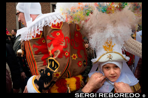 Bèlgica, el carnaval de Binche. Desfilada Festival Mundial de la UNESCO Patrimoni. Bèlgica, Valònia Municipi, província d'Hainaut, poble de Binche. El carnaval de Binche és un esdeveniment que té lloc cada any a la ciutat belga de Binche durant el diumenge, dilluns i dimarts previs al Dimecres de Cendra. El carnaval és el més conegut dels diversos que té lloc a Bèlgica, a la vegada i s'ha proclamat, com a Obra Mestra del Patrimoni Oral i Immaterial de la Humanitat declarat per la UNESCO. La seva història es remunta a aproximadament el segle 14. Esdeveniments relacionats amb el carnaval comencen fins set setmanes abans de les celebracions principals. Espectacles de carrer i exhibicions públiques es produeixen tradicionalment en els diumenges s'acosta al Dimecres de Cendra, que consisteix en actes prescrits musicals, danses i marxes. Un gran nombre d'habitants de Binche passen el diumenge directament abans del Dimecres de Cendra en el vestit. La peça central dels treballs del carnaval són executants de pallasso conegut com Gilles. Apareixent, en la seva major part, el dimarts de Carnaval, el Gilles es caracteritzen per les seves vestit vibrant, màscares de cera i calçat de fusta. El seu nombre és fins a 1000 en un moment donat, el rang d'edats entre 3 i 60 anys d'edat, i són habitualment masculí. L'honor de ser una Gille al carnaval és una cosa que s'aspira per homes locals