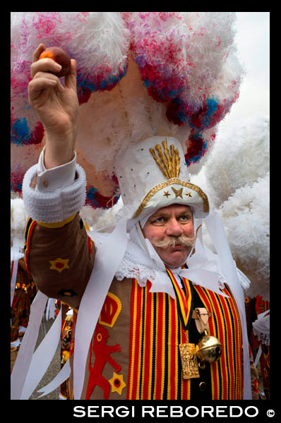 Bèlgica, el carnaval de Binche. Desfilada Festival Mundial de la UNESCO Patrimoni. Bèlgica, Valònia Municipi, província d'Hainaut, poble de Binche. El carnaval de Binche és un esdeveniment que té lloc cada any a la ciutat belga de Binche durant el diumenge, dilluns i dimarts previs al Dimecres de Cendra. El carnaval és el més conegut dels diversos que té lloc a Bèlgica, a la vegada i s'ha proclamat, com a Obra Mestra del Patrimoni Oral i Immaterial de la Humanitat declarat per la UNESCO. La seva història es remunta a aproximadament el segle 14. Esdeveniments relacionats amb el carnaval comencen fins set setmanes abans de les celebracions principals. Espectacles de carrer i exhibicions públiques es produeixen tradicionalment en els diumenges s'acosta al Dimecres de Cendra, que consisteix en actes prescrits musicals, danses i marxes. Un gran nombre d'habitants de Binche passen el diumenge directament abans del Dimecres de Cendra en el vestit. La peça central dels treballs del carnaval són executants de pallasso conegut com Gilles. Apareixent, en la seva major part, el dimarts de Carnaval, el Gilles es caracteritzen per les seves vestit vibrant, màscares de cera i calçat de fusta. El seu nombre és fins a 1000 en un moment donat, el rang d'edats entre 3 i 60 anys d'edat, i són habitualment masculí. L'honor de ser una Gille al carnaval és una cosa que s'aspira per homes locals