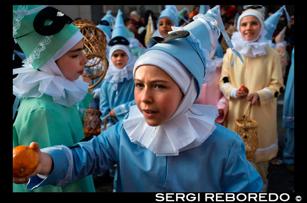 Bèlgica, el carnaval de Binche. Desfilada Festival Mundial de la UNESCO Patrimoni. Bèlgica, Valònia Municipi, província d'Hainaut, poble de Binche. El carnaval de Binche és un esdeveniment que té lloc cada any a la ciutat belga de Binche durant el diumenge, dilluns i dimarts previs al Dimecres de Cendra. El carnaval és el més conegut dels diversos que té lloc a Bèlgica, a la vegada i s'ha proclamat, com a Obra Mestra del Patrimoni Oral i Immaterial de la Humanitat declarat per la UNESCO. La seva història es remunta a aproximadament el segle 14. Esdeveniments relacionats amb el carnaval comencen fins set setmanes abans de les celebracions principals. Espectacles de carrer i exhibicions públiques es produeixen tradicionalment en els diumenges s'acosta al Dimecres de Cendra, que consisteix en actes prescrits musicals, danses i marxes. Un gran nombre d'habitants de Binche passen el diumenge directament abans del Dimecres de Cendra en el vestit. La peça central dels treballs del carnaval són executants de pallasso conegut com Gilles. Apareixent, en la seva major part, el dimarts de Carnaval, el Gilles es caracteritzen per les seves vestit vibrant, màscares de cera i calçat de fusta. El seu nombre és fins a 1000 en un moment donat, el rang d'edats entre 3 i 60 anys d'edat, i són habitualment masculí. L'honor de ser una Gille al carnaval és una cosa que s'aspira per homes locals