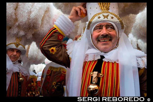 Bèlgica, el carnaval de Binche. Desfilada Festival Mundial de la UNESCO Patrimoni. Bèlgica, Valònia Municipi, província d'Hainaut, poble de Binche. El carnaval de Binche és un esdeveniment que té lloc cada any a la ciutat belga de Binche durant el diumenge, dilluns i dimarts previs al Dimecres de Cendra. El carnaval és el més conegut dels diversos que té lloc a Bèlgica, a la vegada i s'ha proclamat, com a Obra Mestra del Patrimoni Oral i Immaterial de la Humanitat declarat per la UNESCO. La seva història es remunta a aproximadament el segle 14. Esdeveniments relacionats amb el carnaval comencen fins set setmanes abans de les celebracions principals. Espectacles de carrer i exhibicions públiques es produeixen tradicionalment en els diumenges s'acosta al Dimecres de Cendra, que consisteix en actes prescrits musicals, danses i marxes. Un gran nombre d'habitants de Binche passen el diumenge directament abans del Dimecres de Cendra en el vestit. La peça central dels treballs del carnaval són executants de pallasso conegut com Gilles. Apareixent, en la seva major part, el dimarts de Carnaval, el Gilles es caracteritzen per les seves vestit vibrant, màscares de cera i calçat de fusta. El seu nombre és fins a 1000 en un moment donat, el rang d'edats entre 3 i 60 anys d'edat, i són habitualment masculí. L'honor de ser una Gille al carnaval és una cosa que s'aspira per homes locals