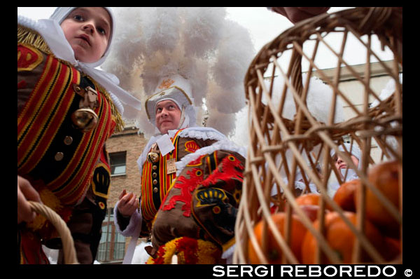 Bèlgica, el carnaval de Binche. Desfilada Festival Mundial de la UNESCO Patrimoni. Bèlgica, Valònia Municipi, província d'Hainaut, poble de Binche. El carnaval de Binche és un esdeveniment que té lloc cada any a la ciutat belga de Binche durant el diumenge, dilluns i dimarts previs al Dimecres de Cendra. El carnaval és el més conegut dels diversos que té lloc a Bèlgica, a la vegada i s'ha proclamat, com a Obra Mestra del Patrimoni Oral i Immaterial de la Humanitat declarat per la UNESCO. La seva història es remunta a aproximadament el segle 14. Esdeveniments relacionats amb el carnaval comencen fins set setmanes abans de les celebracions principals. Espectacles de carrer i exhibicions públiques es produeixen tradicionalment en els diumenges s'acosta al Dimecres de Cendra, que consisteix en actes prescrits musicals, danses i marxes. Un gran nombre d'habitants de Binche passen el diumenge directament abans del Dimecres de Cendra en el vestit. La peça central dels treballs del carnaval són executants de pallasso conegut com Gilles. Apareixent, en la seva major part, el dimarts de Carnaval, el Gilles es caracteritzen per les seves vestit vibrant, màscares de cera i calçat de fusta. El seu nombre és fins a 1000 en un moment donat, el rang d'edats entre 3 i 60 anys d'edat, i són habitualment masculí. L'honor de ser una Gille al carnaval és una cosa que s'aspira per homes locals