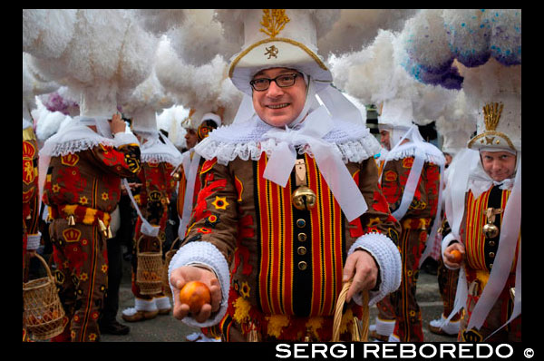 Bèlgica, el carnaval de Binche. Desfilada Festival Mundial de la UNESCO Patrimoni. Bèlgica, Valònia Municipi, província d'Hainaut, poble de Binche. El carnaval de Binche és un esdeveniment que té lloc cada any a la ciutat belga de Binche durant el diumenge, dilluns i dimarts previs al Dimecres de Cendra. El carnaval és el més conegut dels diversos que té lloc a Bèlgica, a la vegada i s'ha proclamat, com a Obra Mestra del Patrimoni Oral i Immaterial de la Humanitat declarat per la UNESCO. La seva història es remunta a aproximadament el segle 14. Esdeveniments relacionats amb el carnaval comencen fins set setmanes abans de les celebracions principals. Espectacles de carrer i exhibicions públiques es produeixen tradicionalment en els diumenges s'acosta al Dimecres de Cendra, que consisteix en actes prescrits musicals, danses i marxes. Un gran nombre d'habitants de Binche passen el diumenge directament abans del Dimecres de Cendra en el vestit. La peça central dels treballs del carnaval són executants de pallasso conegut com Gilles. Apareixent, en la seva major part, el dimarts de Carnaval, el Gilles es caracteritzen per les seves vestit vibrant, màscares de cera i calçat de fusta. El seu nombre és fins a 1000 en un moment donat, el rang d'edats entre 3 i 60 anys d'edat, i són habitualment masculí. L'honor de ser una Gille al carnaval és una cosa que s'aspira per homes locals