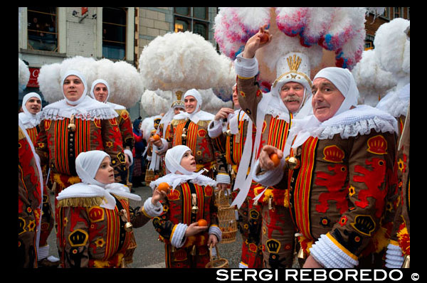 Bèlgica, el carnaval de Binche. Desfilada Festival Mundial de la UNESCO Patrimoni. Bèlgica, Valònia Municipi, província d'Hainaut, poble de Binche. El carnaval de Binche és un esdeveniment que té lloc cada any a la ciutat belga de Binche durant el diumenge, dilluns i dimarts previs al Dimecres de Cendra. El carnaval és el més conegut dels diversos que té lloc a Bèlgica, a la vegada i s'ha proclamat, com a Obra Mestra del Patrimoni Oral i Immaterial de la Humanitat declarat per la UNESCO. La seva història es remunta a aproximadament el segle 14. Esdeveniments relacionats amb el carnaval comencen fins set setmanes abans de les celebracions principals. Espectacles de carrer i exhibicions públiques es produeixen tradicionalment en els diumenges s'acosta al Dimecres de Cendra, que consisteix en actes prescrits musicals, danses i marxes. Un gran nombre d'habitants de Binche passen el diumenge directament abans del Dimecres de Cendra en el vestit. La peça central dels treballs del carnaval són executants de pallasso conegut com Gilles. Apareixent, en la seva major part, el dimarts de Carnaval, el Gilles es caracteritzen per les seves vestit vibrant, màscares de cera i calçat de fusta. El seu nombre és fins a 1000 en un moment donat, el rang d'edats entre 3 i 60 anys d'edat, i són habitualment masculí. L'honor de ser una Gille al carnaval és una cosa que s'aspira per homes locals