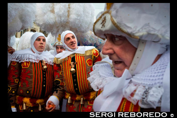 Bèlgica, el carnaval de Binche. Desfilada Festival Mundial de la UNESCO Patrimoni. Bèlgica, Valònia Municipi, província d'Hainaut, poble de Binche. El carnaval de Binche és un esdeveniment que té lloc cada any a la ciutat belga de Binche durant el diumenge, dilluns i dimarts previs al Dimecres de Cendra. El carnaval és el més conegut dels diversos que té lloc a Bèlgica, a la vegada i s'ha proclamat, com a Obra Mestra del Patrimoni Oral i Immaterial de la Humanitat declarat per la UNESCO. La seva història es remunta a aproximadament el segle 14. Esdeveniments relacionats amb el carnaval comencen fins set setmanes abans de les celebracions principals. Espectacles de carrer i exhibicions públiques es produeixen tradicionalment en els diumenges s'acosta al Dimecres de Cendra, que consisteix en actes prescrits musicals, danses i marxes. Un gran nombre d'habitants de Binche passen el diumenge directament abans del Dimecres de Cendra en el vestit. La peça central dels treballs del carnaval són executants de pallasso conegut com Gilles. Apareixent, en la seva major part, el dimarts de Carnaval, el Gilles es caracteritzen per les seves vestit vibrant, màscares de cera i calçat de fusta. El seu nombre és fins a 1000 en un moment donat, el rang d'edats entre 3 i 60 anys d'edat, i són habitualment masculí. L'honor de ser una Gille al carnaval és una cosa que s'aspira per homes locals